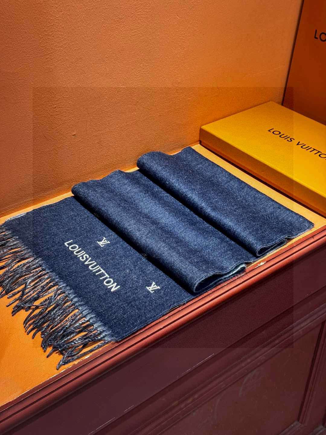   【LV】官网新款 情侣款 巴黎时装展双面羊绒围巾！采用蒙古高原细羊绒！手感满满地都是细腻的绒毛！这个