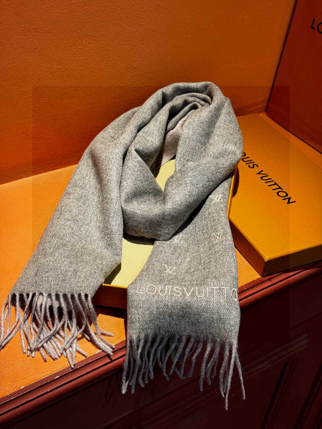   【LV】官网新款 情侣款 巴黎时装展双面羊绒围巾！采用蒙古高原细羊绒！手感满满地都是细腻的绒毛！这个