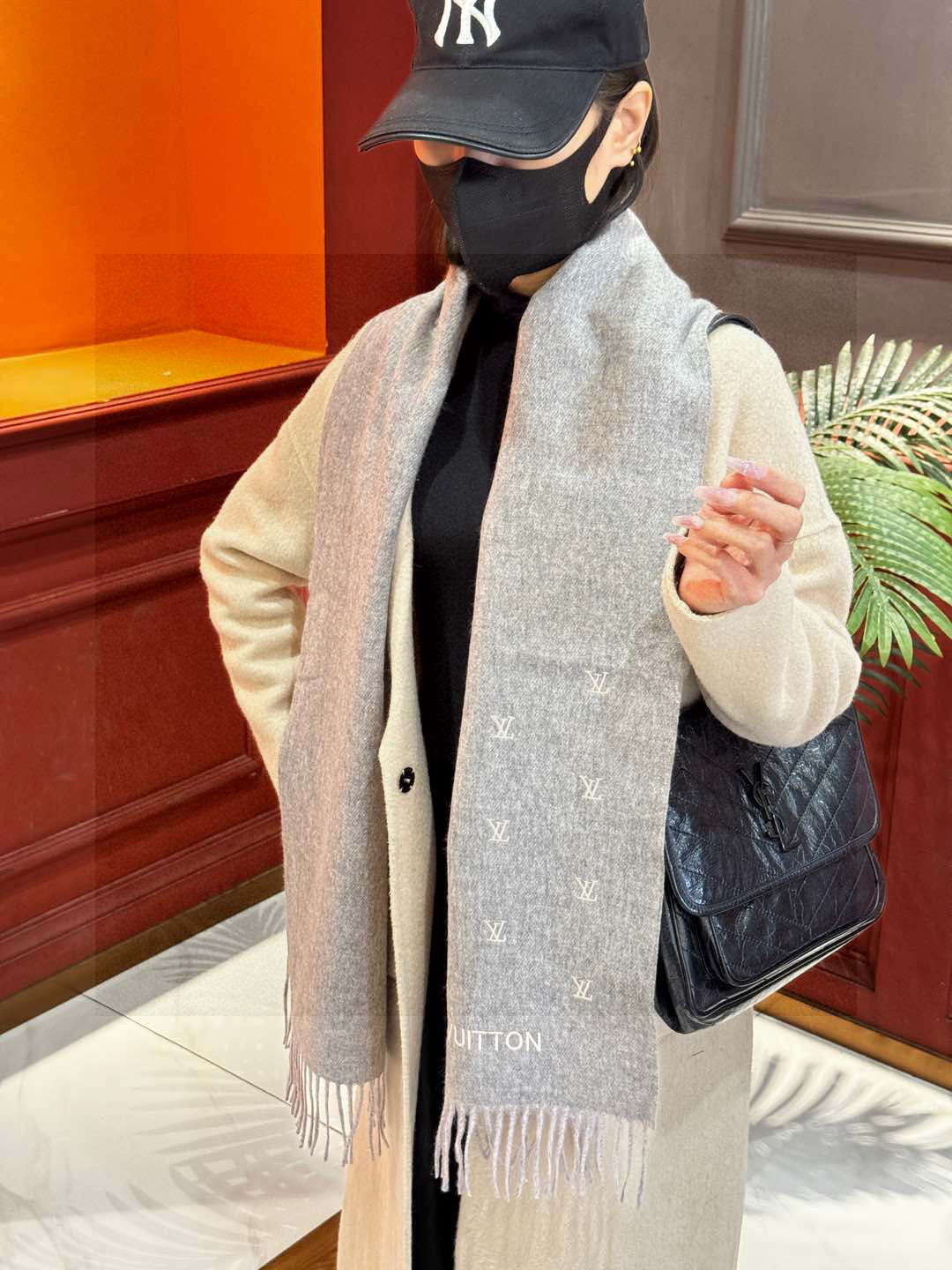   【LV】官网新款 情侣款 巴黎时装展双面羊绒围巾！采用蒙古高原细羊绒！手感满满地都是细腻的绒毛！这个