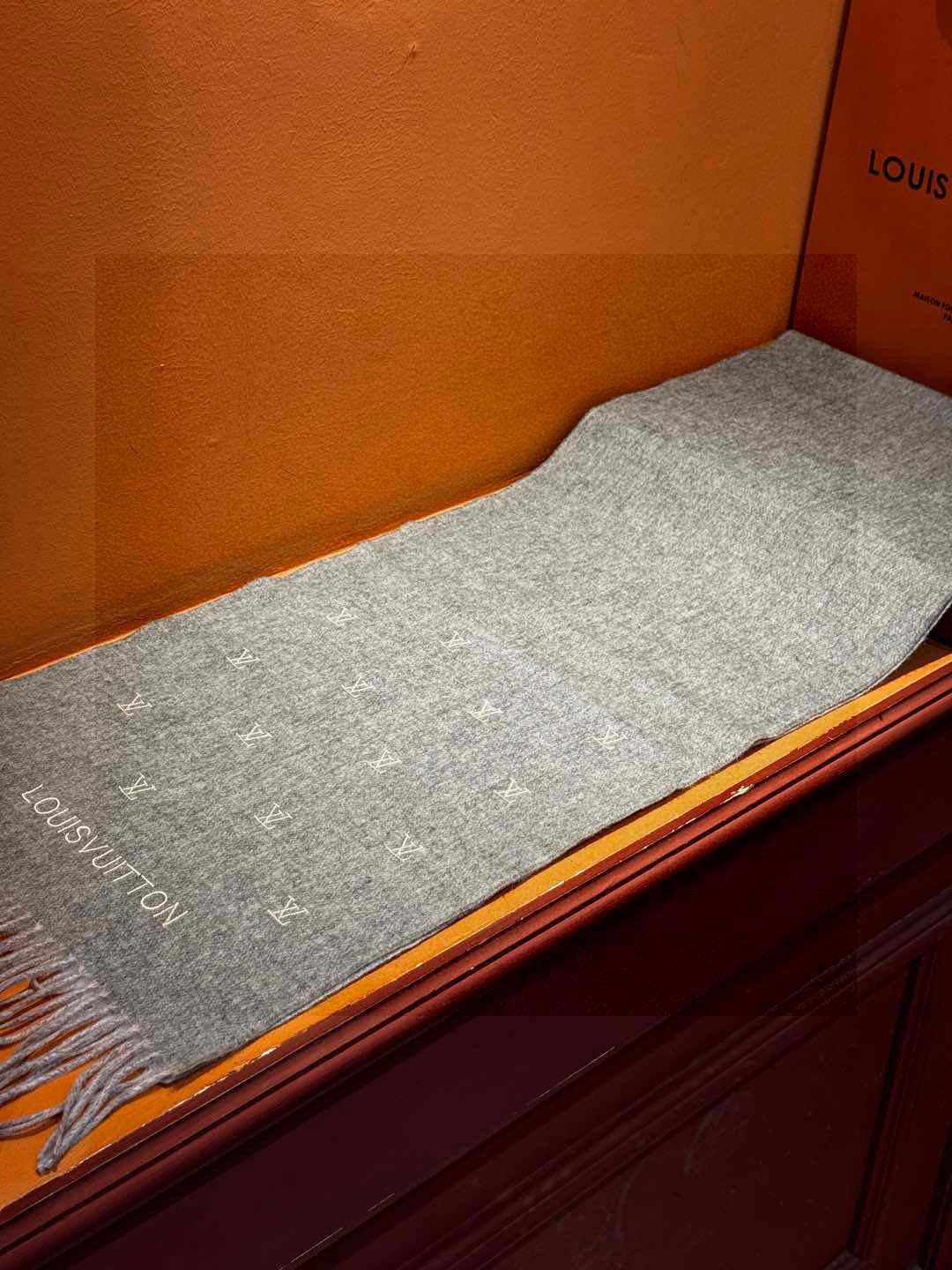   【LV】官网新款 情侣款 巴黎时装展双面羊绒围巾！采用蒙古高原细羊绒！手感满满地都是细腻的绒毛！这个