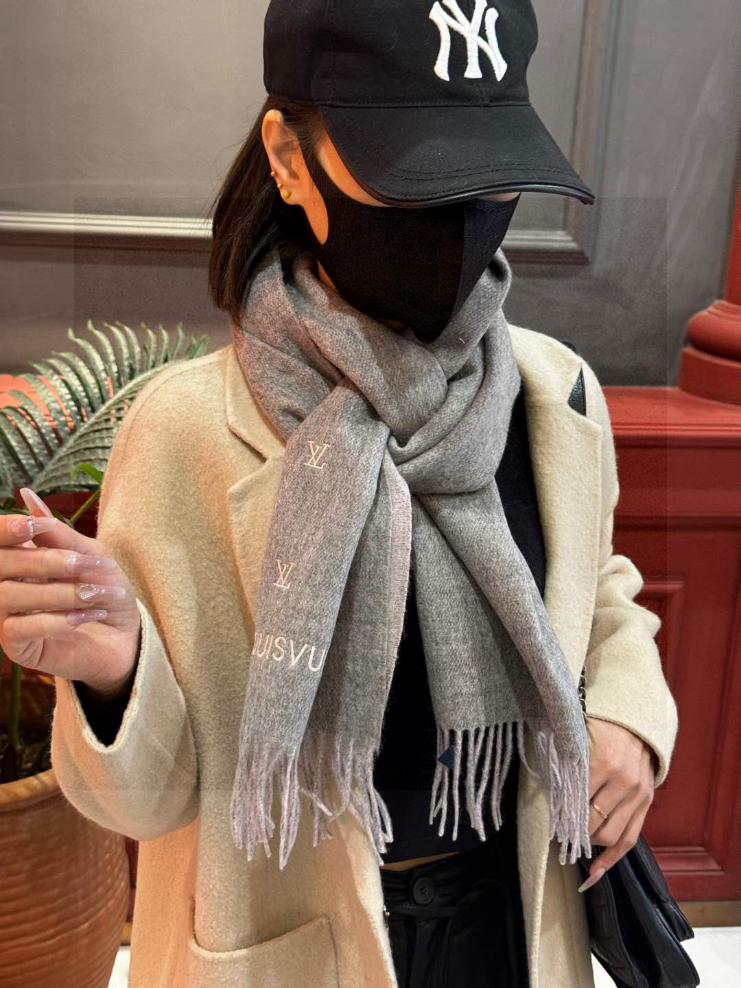   【LV】官网新款 情侣款 巴黎时装展双面羊绒围巾！采用蒙古高原细羊绒！手感满满地都是细腻的绒毛！这个