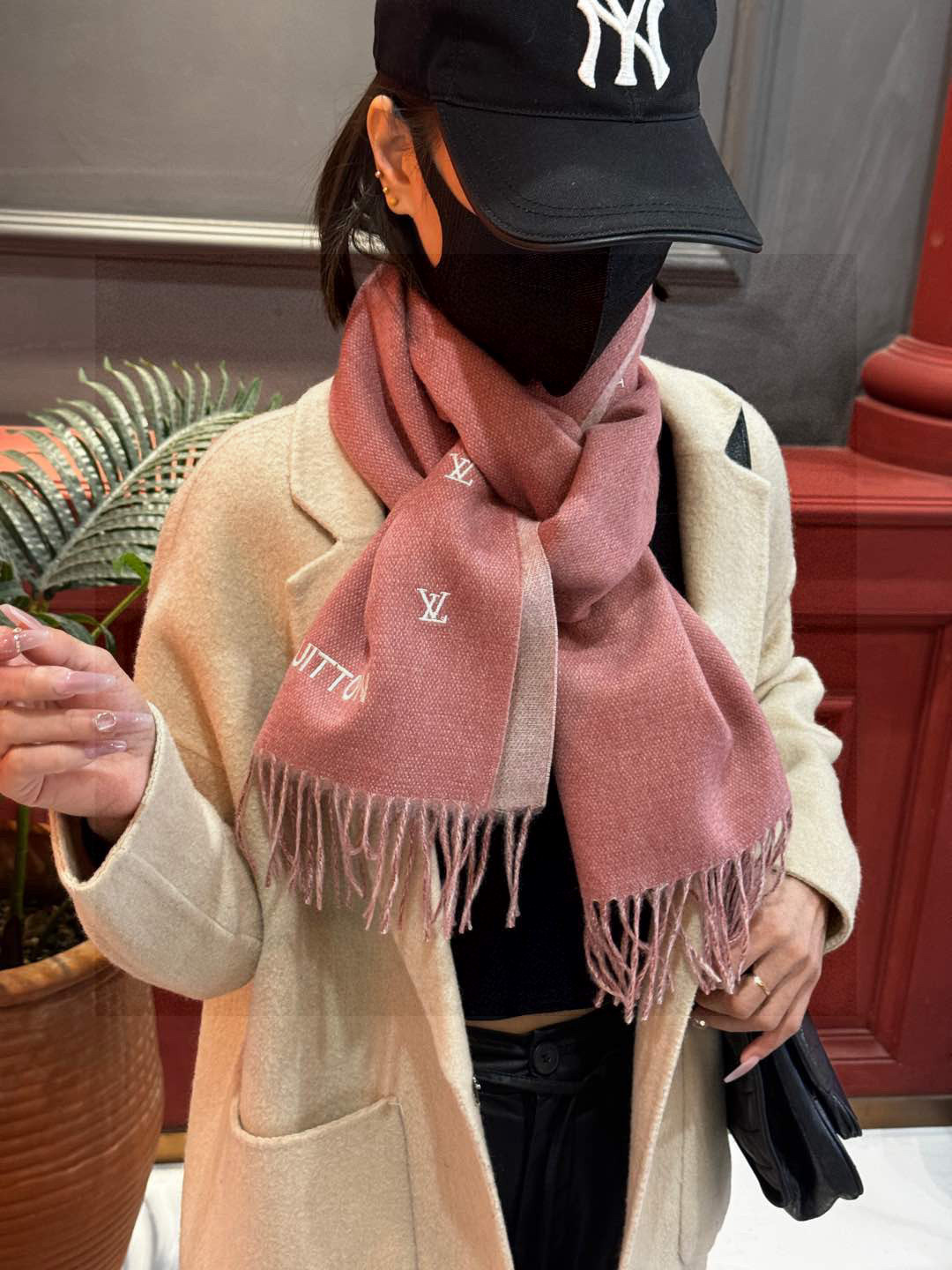   【LV】官网新款 情侣款 巴黎时装展双面羊绒围巾！采用蒙古高原细羊绒！手感满满地都是细腻的绒毛！这个