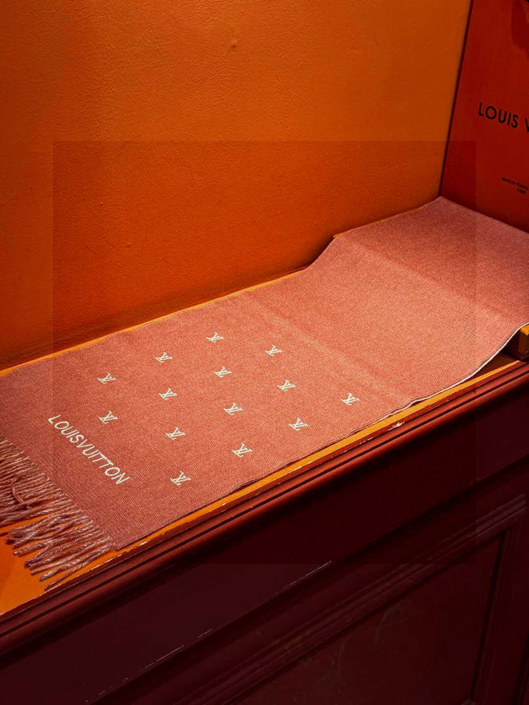   【LV】官网新款 情侣款 巴黎时装展双面羊绒围巾！采用蒙古高原细羊绒！手感满满地都是细腻的绒毛！这个