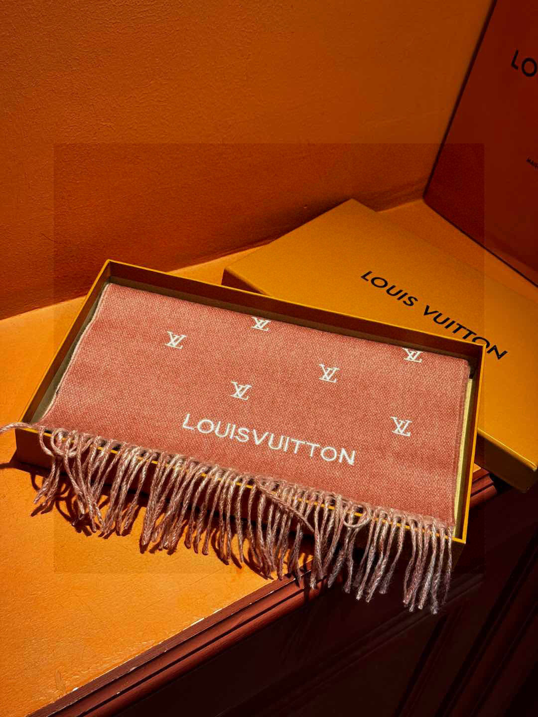   【LV】官网新款 情侣款 巴黎时装展双面羊绒围巾！采用蒙古高原细羊绒！手感满满地都是细腻的绒毛！这个