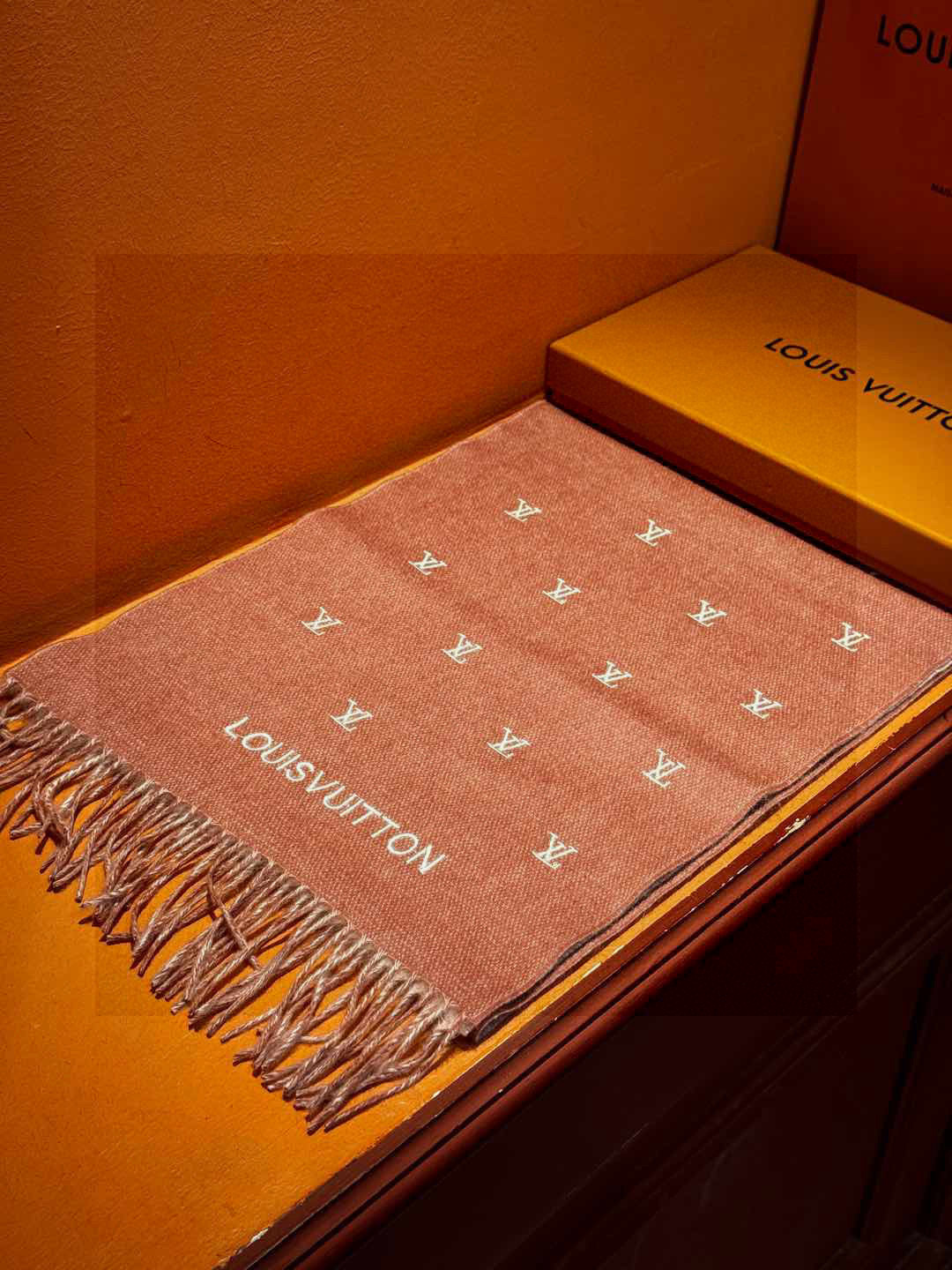   【LV】官网新款 情侣款 巴黎时装展双面羊绒围巾！采用蒙古高原细羊绒！手感满满地都是细腻的绒毛！这个