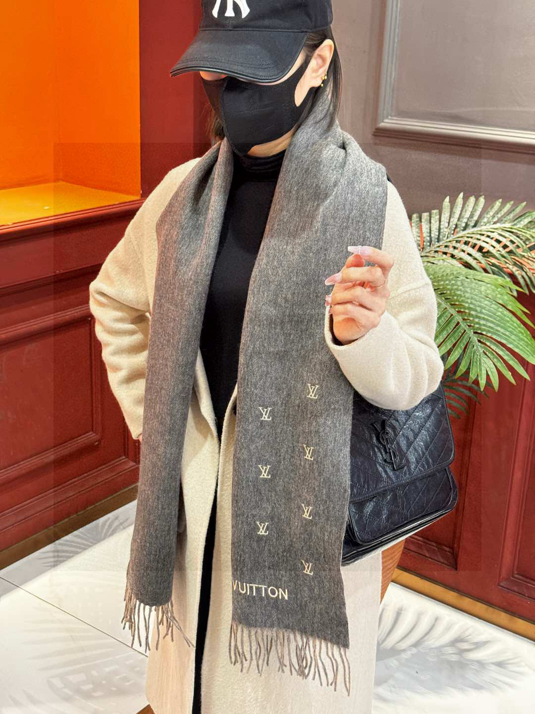   【LV】官网新款 情侣款 巴黎时装展双面羊绒围巾！采用蒙古高原细羊绒！手感满满地都是细腻的绒毛！这个