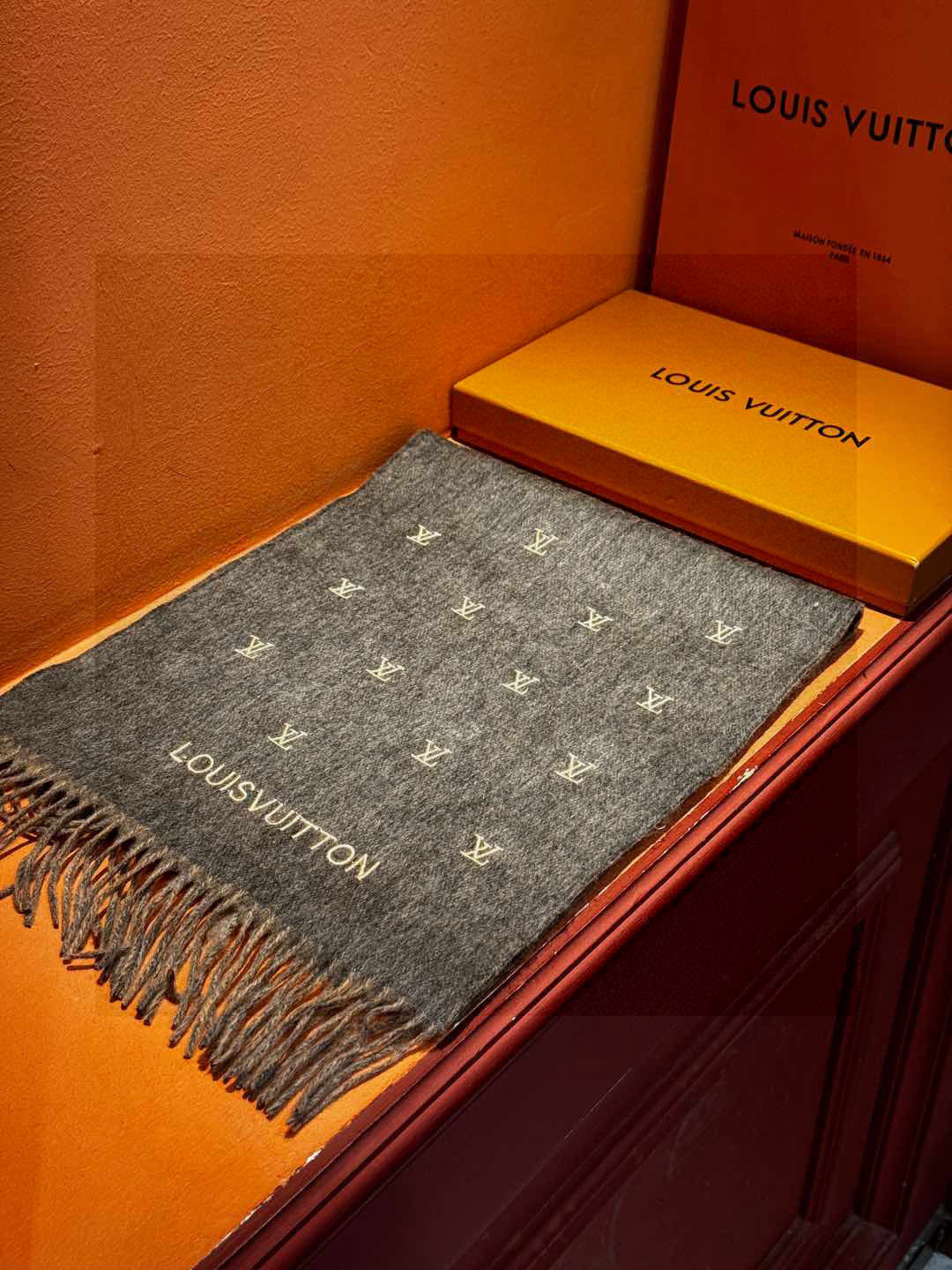   【LV】官网新款 情侣款 巴黎时装展双面羊绒围巾！采用蒙古高原细羊绒！手感满满地都是细腻的绒毛！这个