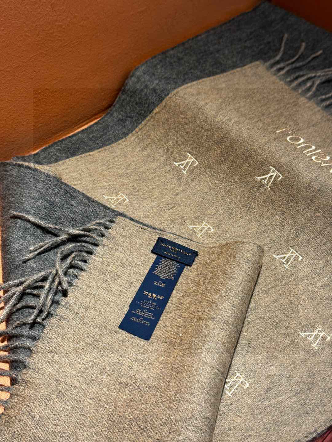   【LV】官网新款 情侣款 巴黎时装展双面羊绒围巾！采用蒙古高原细羊绒！手感满满地都是细腻的绒毛！这个