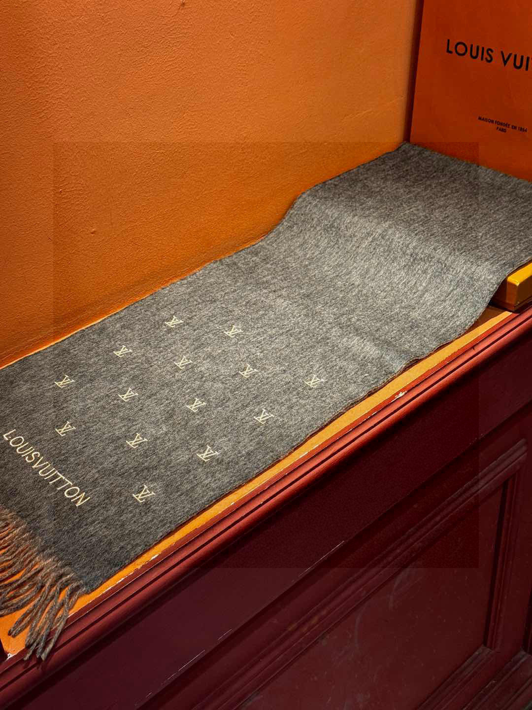   【LV】官网新款 情侣款 巴黎时装展双面羊绒围巾！采用蒙古高原细羊绒！手感满满地都是细腻的绒毛！这个