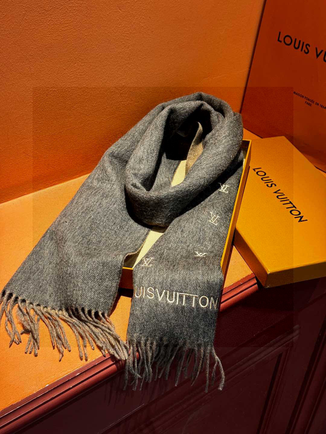   【LV】官网新款 情侣款 巴黎时装展双面羊绒围巾！采用蒙古高原细羊绒！手感满满地都是细腻的绒毛！这个