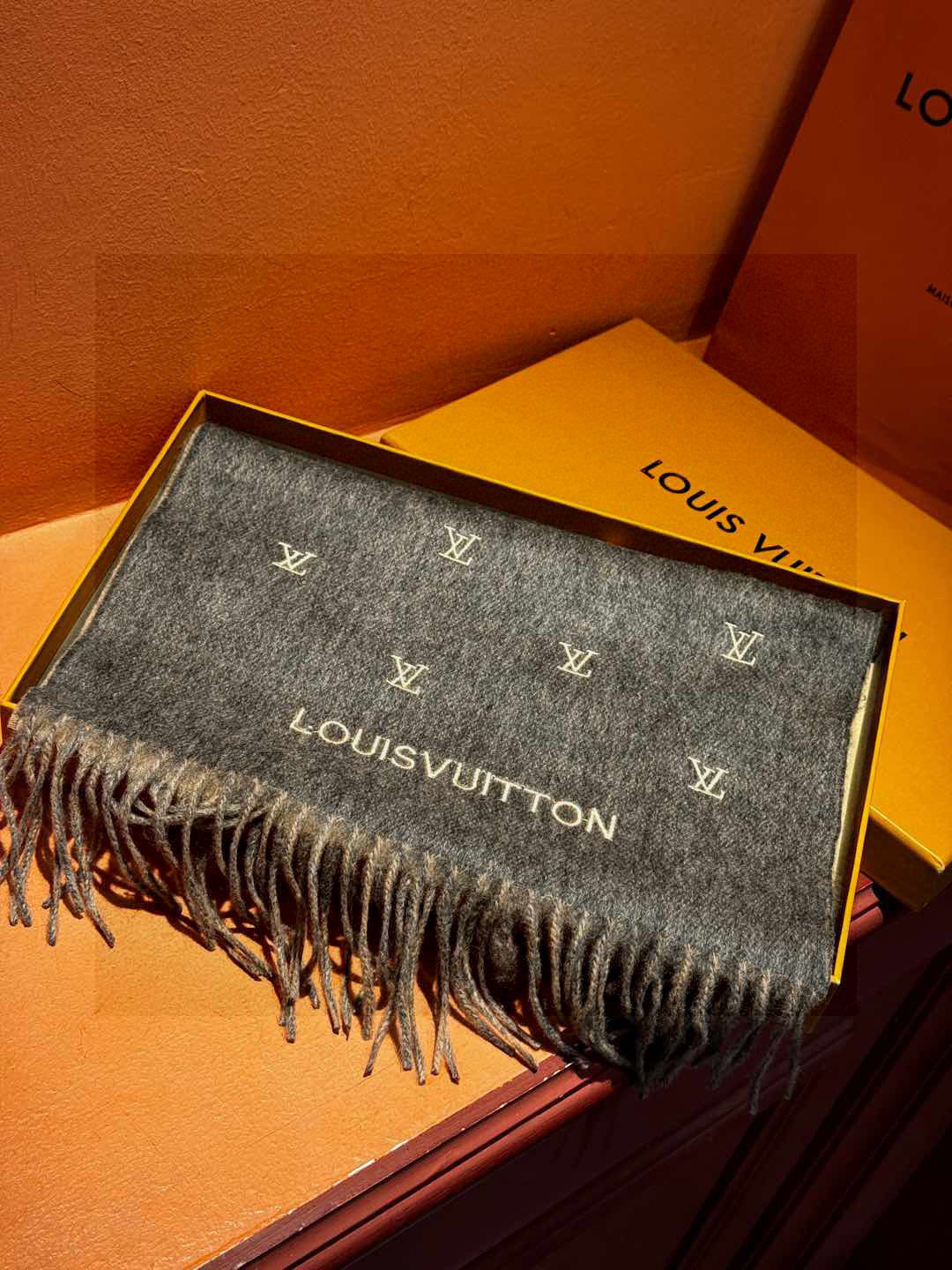   【LV】官网新款 情侣款 巴黎时装展双面羊绒围巾！采用蒙古高原细羊绒！手感满满地都是细腻的绒毛！这个