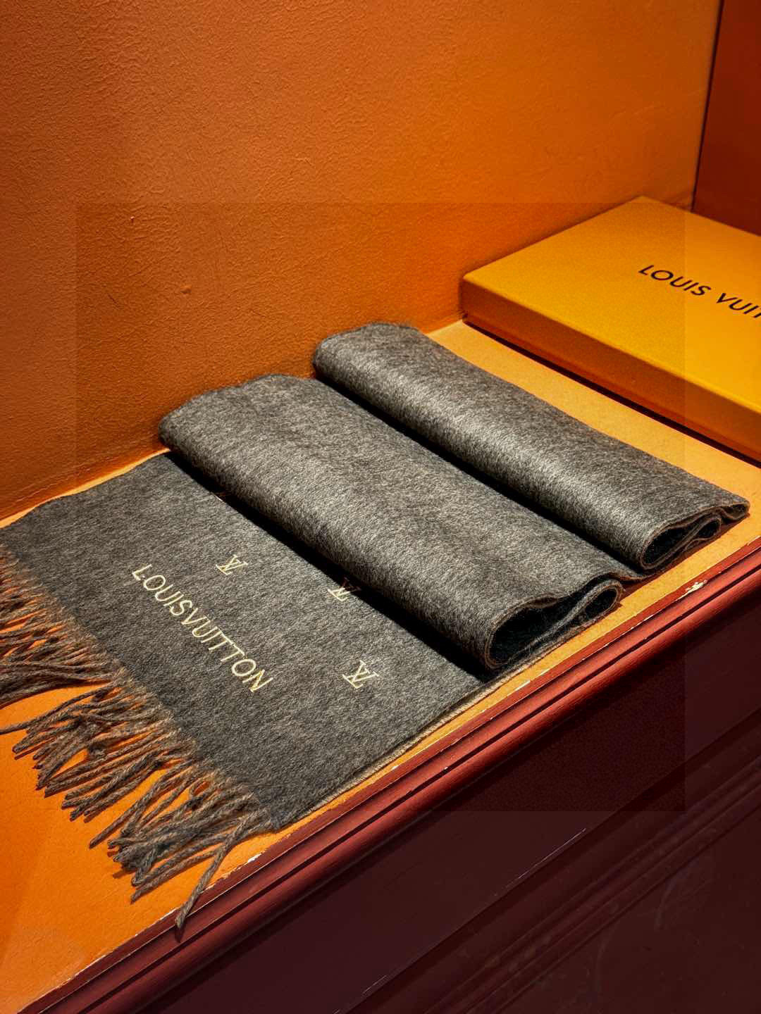   【LV】官网新款 情侣款 巴黎时装展双面羊绒围巾！采用蒙古高原细羊绒！手感满满地都是细腻的绒毛！这个