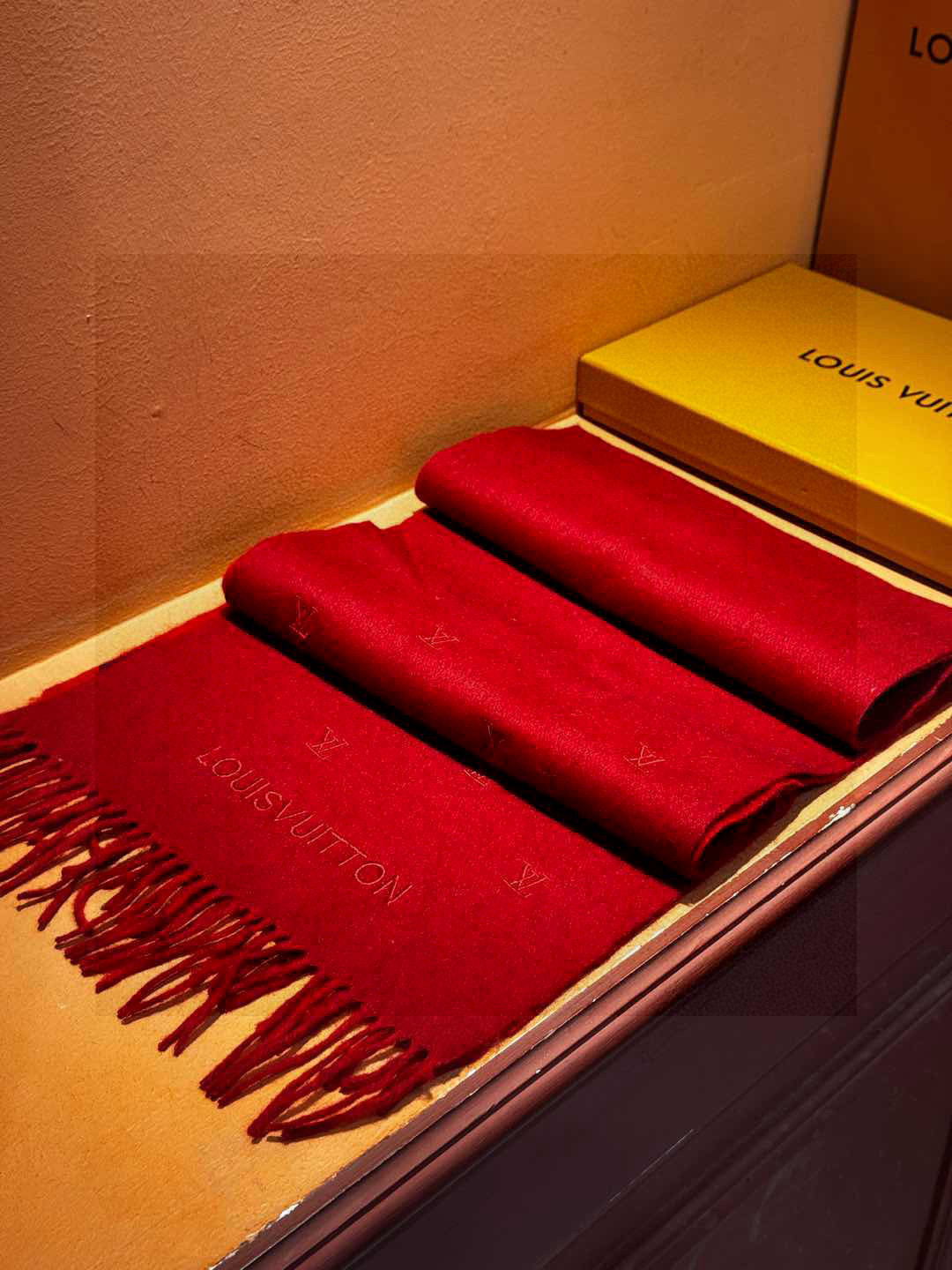   【LV】官网新款 情侣款 巴黎时装展双面羊绒围巾！采用蒙古高原细羊绒！手感满满地都是细腻的绒毛！这个