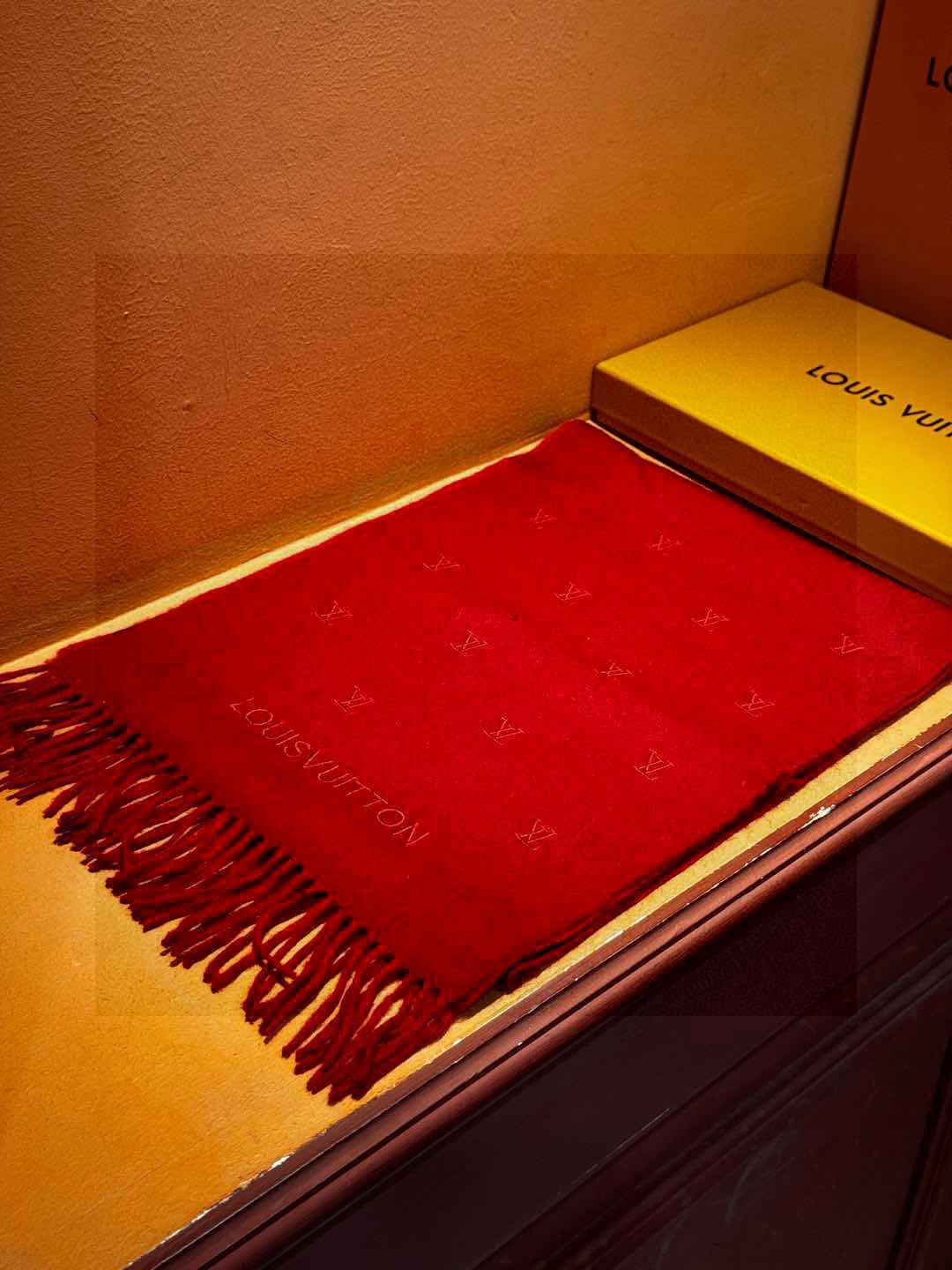   【LV】官网新款 情侣款 巴黎时装展双面羊绒围巾！采用蒙古高原细羊绒！手感满满地都是细腻的绒毛！这个