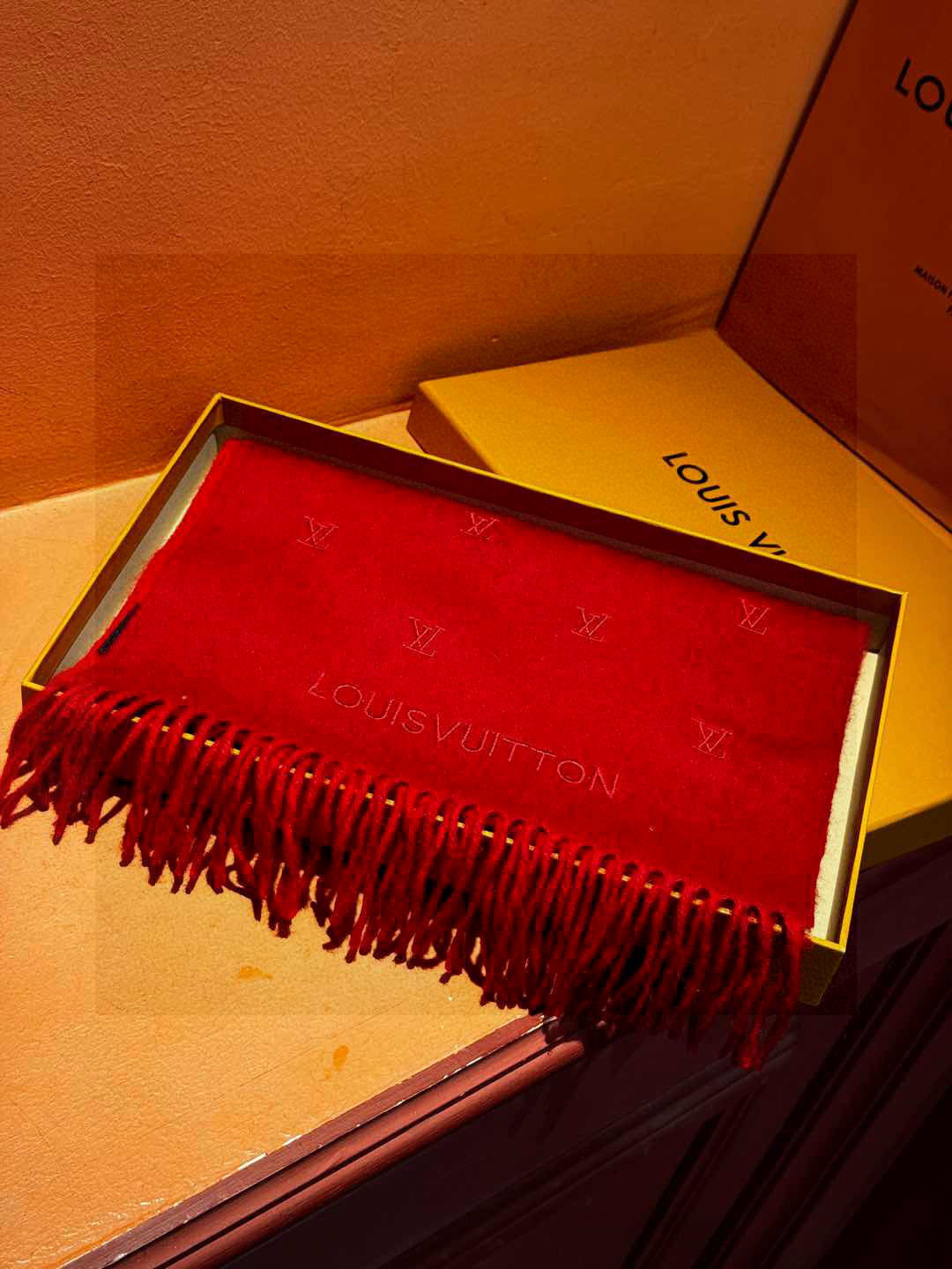   【LV】官网新款 情侣款 巴黎时装展双面羊绒围巾！采用蒙古高原细羊绒！手感满满地都是细腻的绒毛！这个