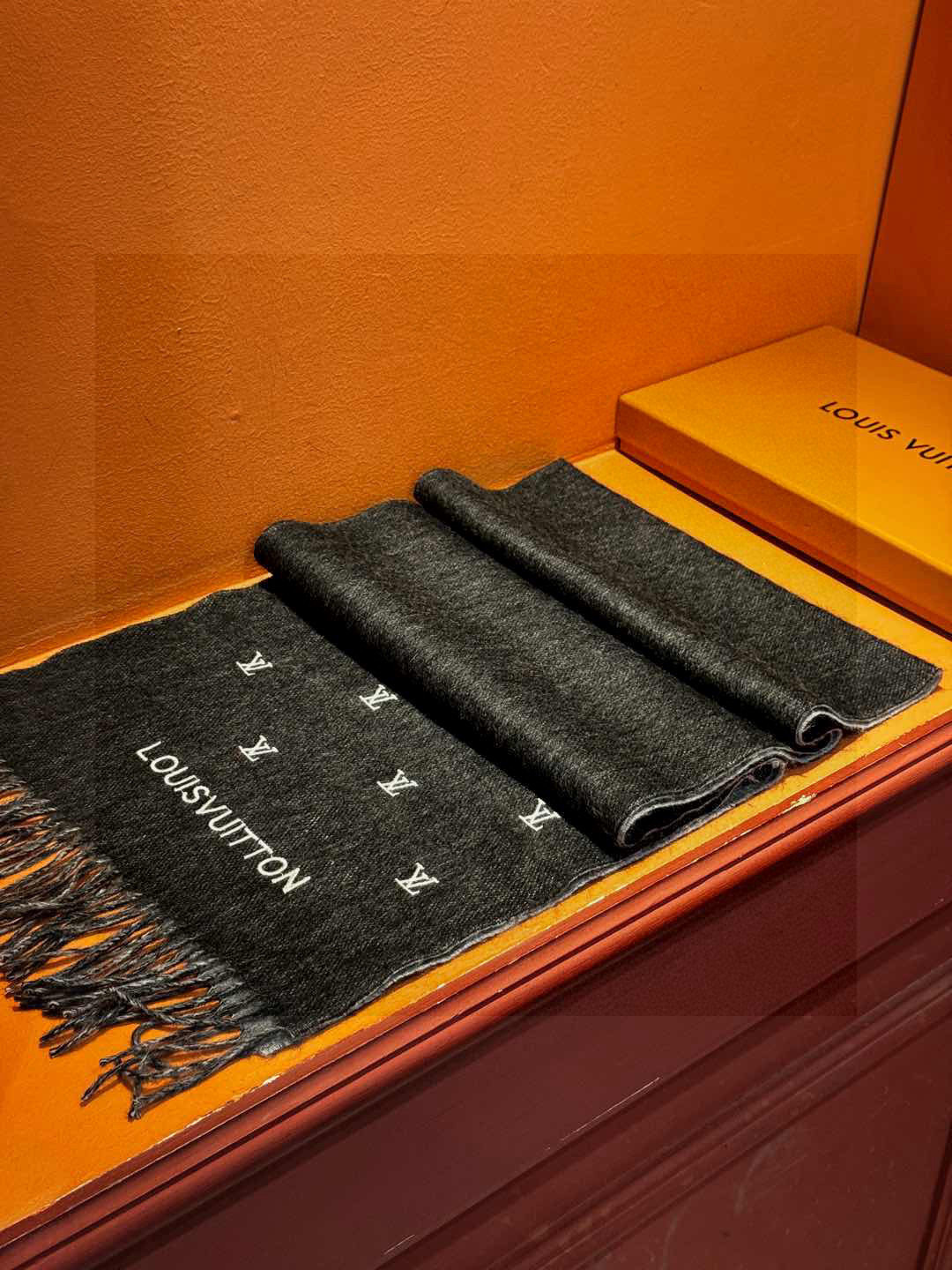   【LV】官网新款 情侣款 巴黎时装展双面羊绒围巾！采用蒙古高原细羊绒！手感满满地都是细腻的绒毛！这个