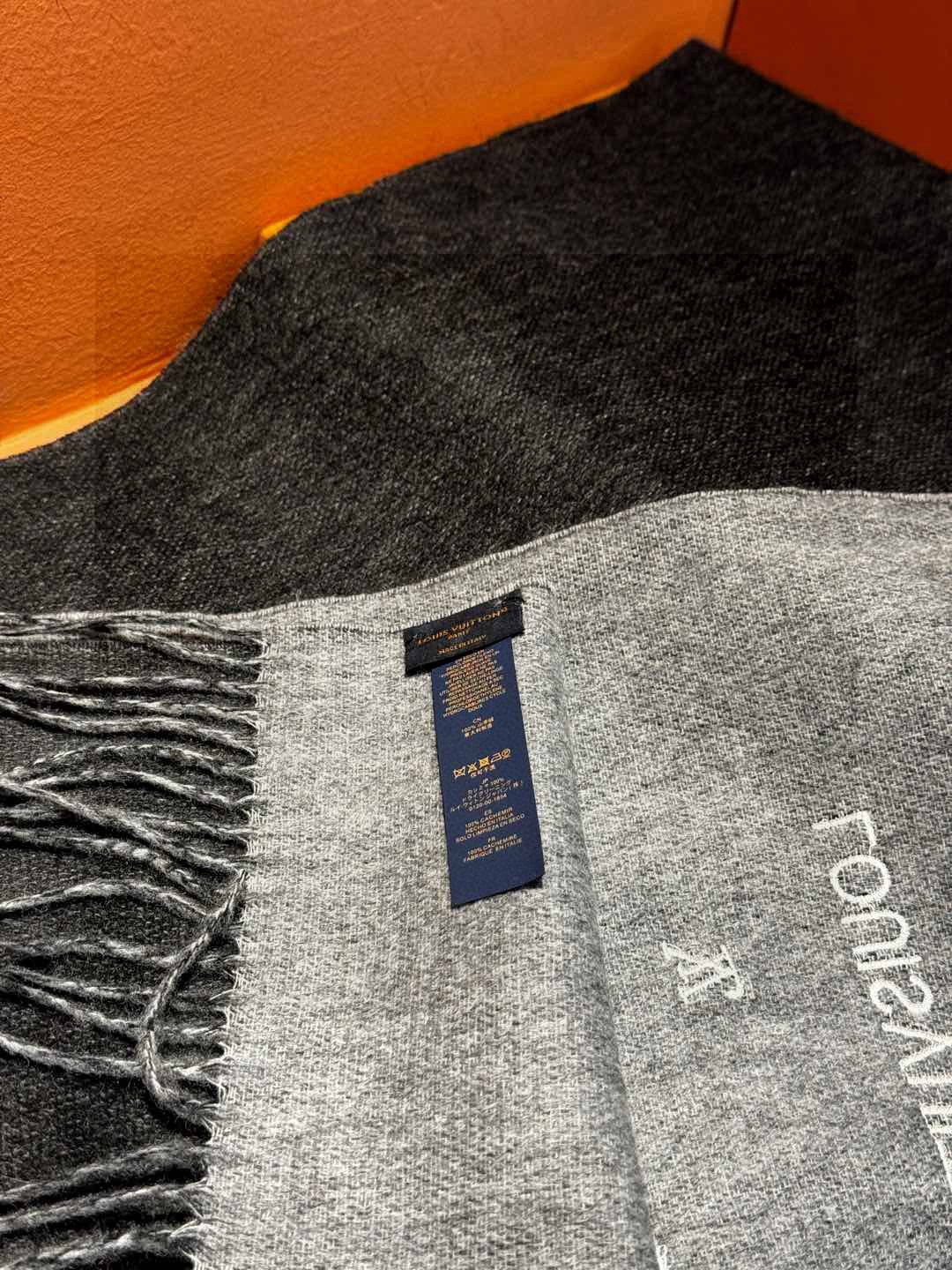   【LV】官网新款 情侣款 巴黎时装展双面羊绒围巾！采用蒙古高原细羊绒！手感满满地都是细腻的绒毛！这个