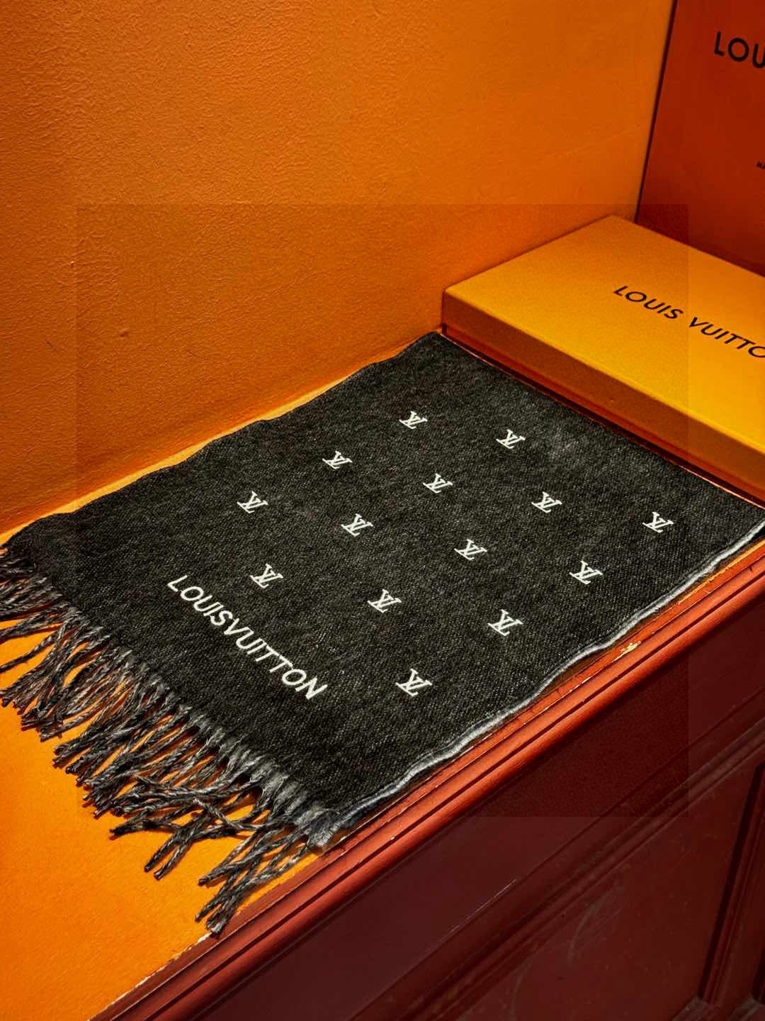   【LV】官网新款 情侣款 巴黎时装展双面羊绒围巾！采用蒙古高原细羊绒！手感满满地都是细腻的绒毛！这个