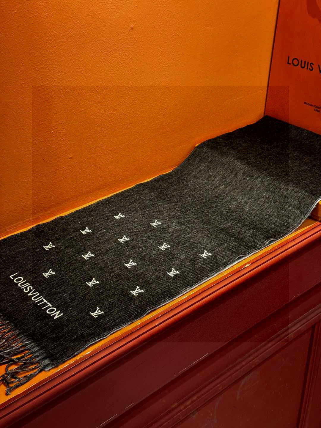   【LV】官网新款 情侣款 巴黎时装展双面羊绒围巾！采用蒙古高原细羊绒！手感满满地都是细腻的绒毛！这个