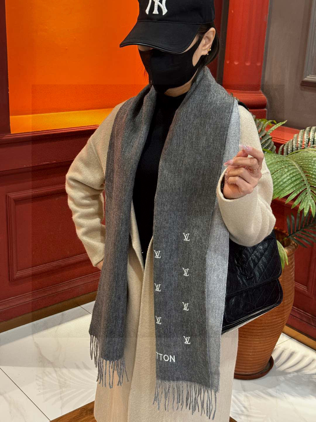   【LV】官网新款 情侣款 巴黎时装展双面羊绒围巾！采用蒙古高原细羊绒！手感满满地都是细腻的绒毛！这个