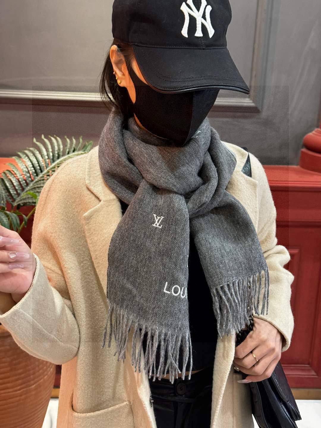   【LV】官网新款 情侣款 巴黎时装展双面羊绒围巾！采用蒙古高原细羊绒！手感满满地都是细腻的绒毛！这个