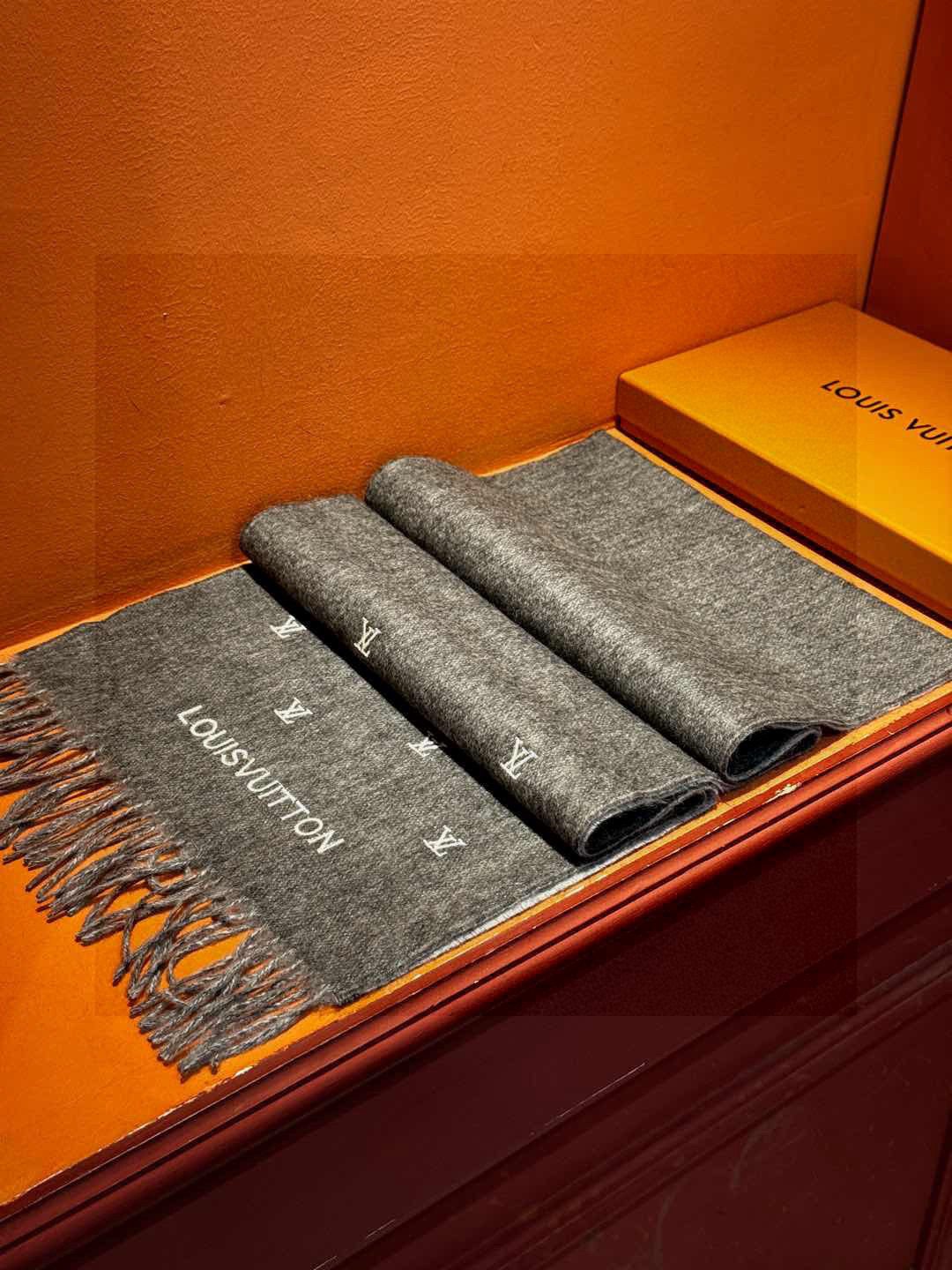   【LV】官网新款 情侣款 巴黎时装展双面羊绒围巾！采用蒙古高原细羊绒！手感满满地都是细腻的绒毛！这个