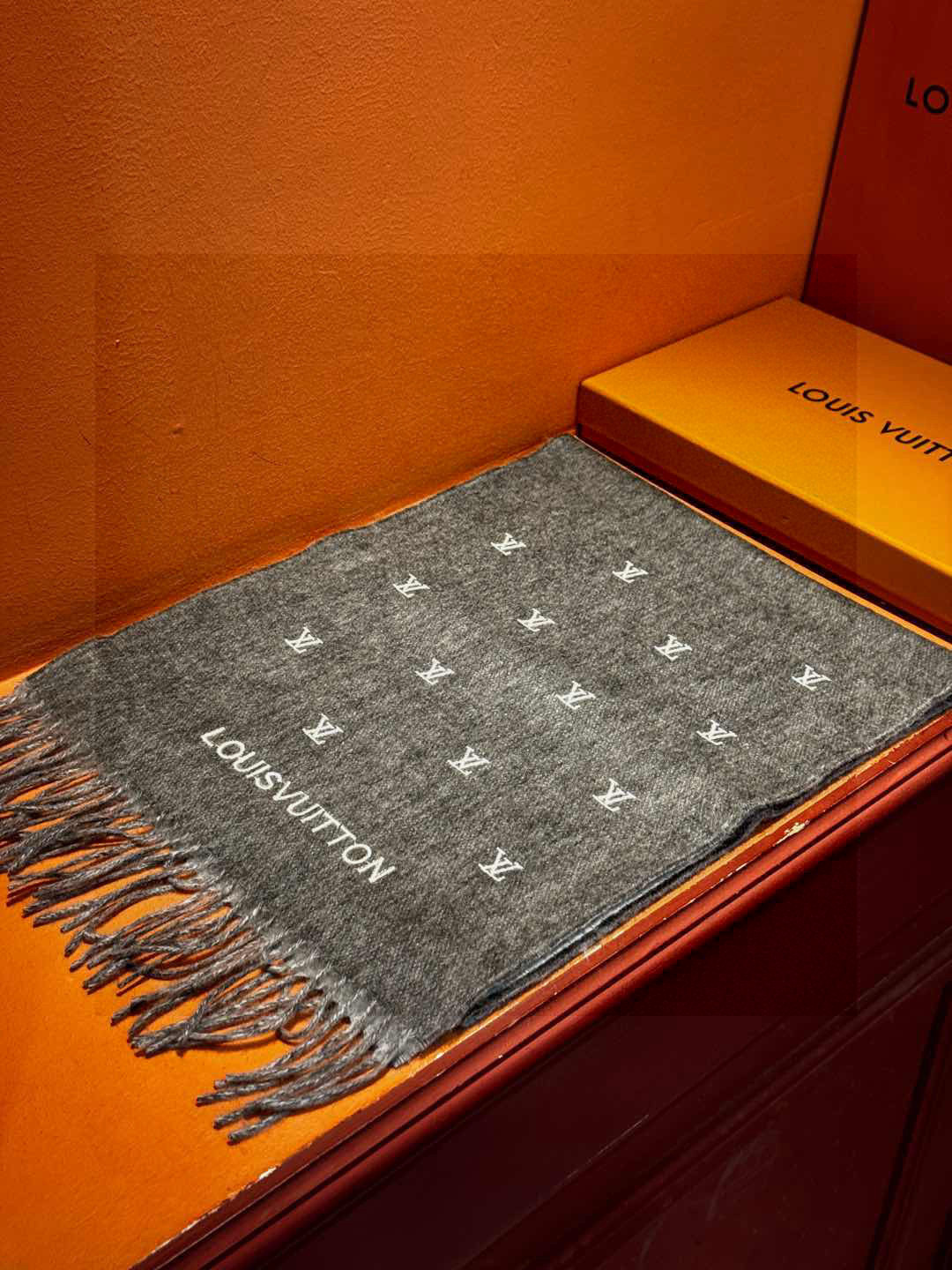   【LV】官网新款 情侣款 巴黎时装展双面羊绒围巾！采用蒙古高原细羊绒！手感满满地都是细腻的绒毛！这个