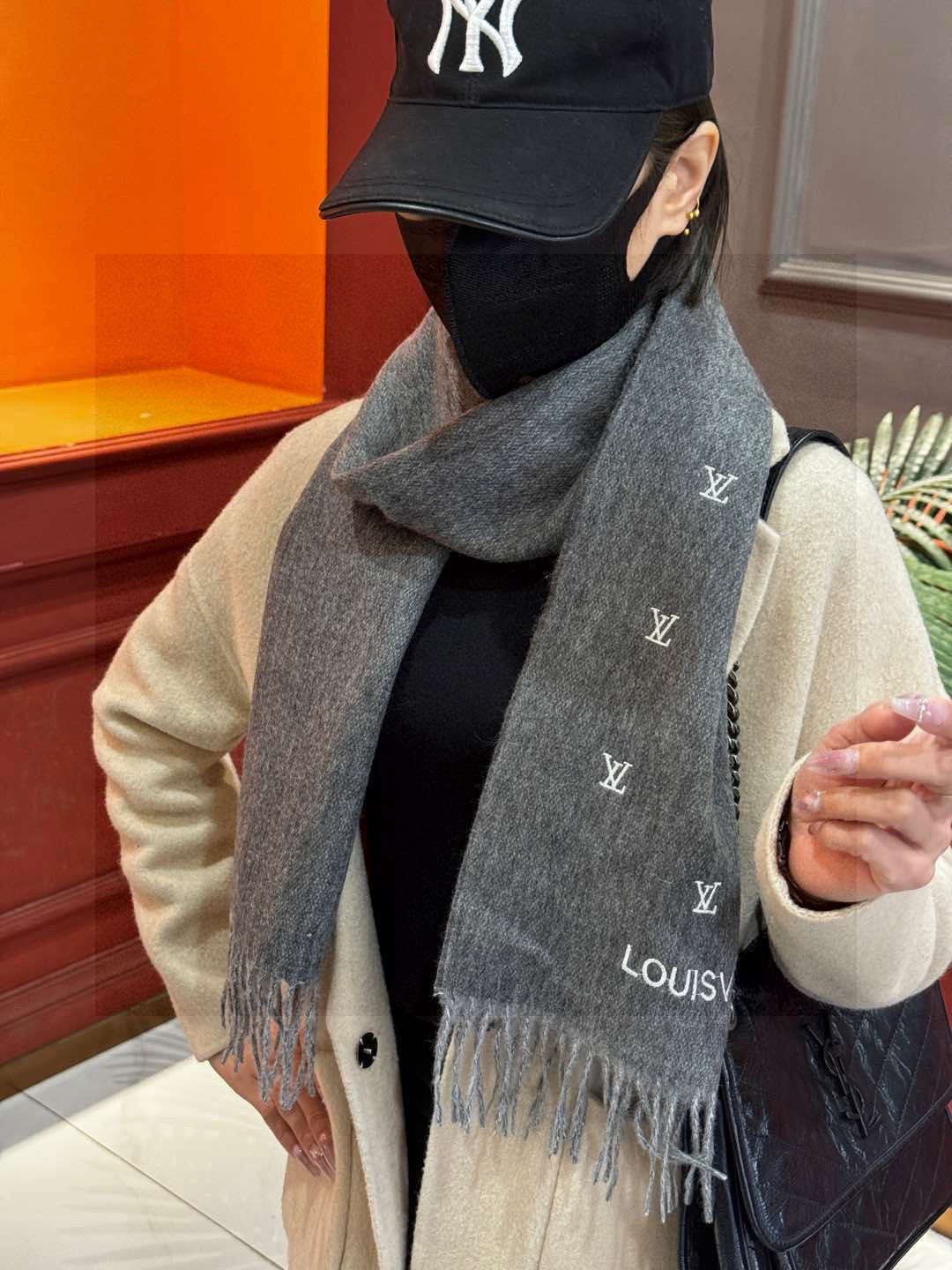   【LV】官网新款 情侣款 巴黎时装展双面羊绒围巾！采用蒙古高原细羊绒！手感满满地都是细腻的绒毛！这个