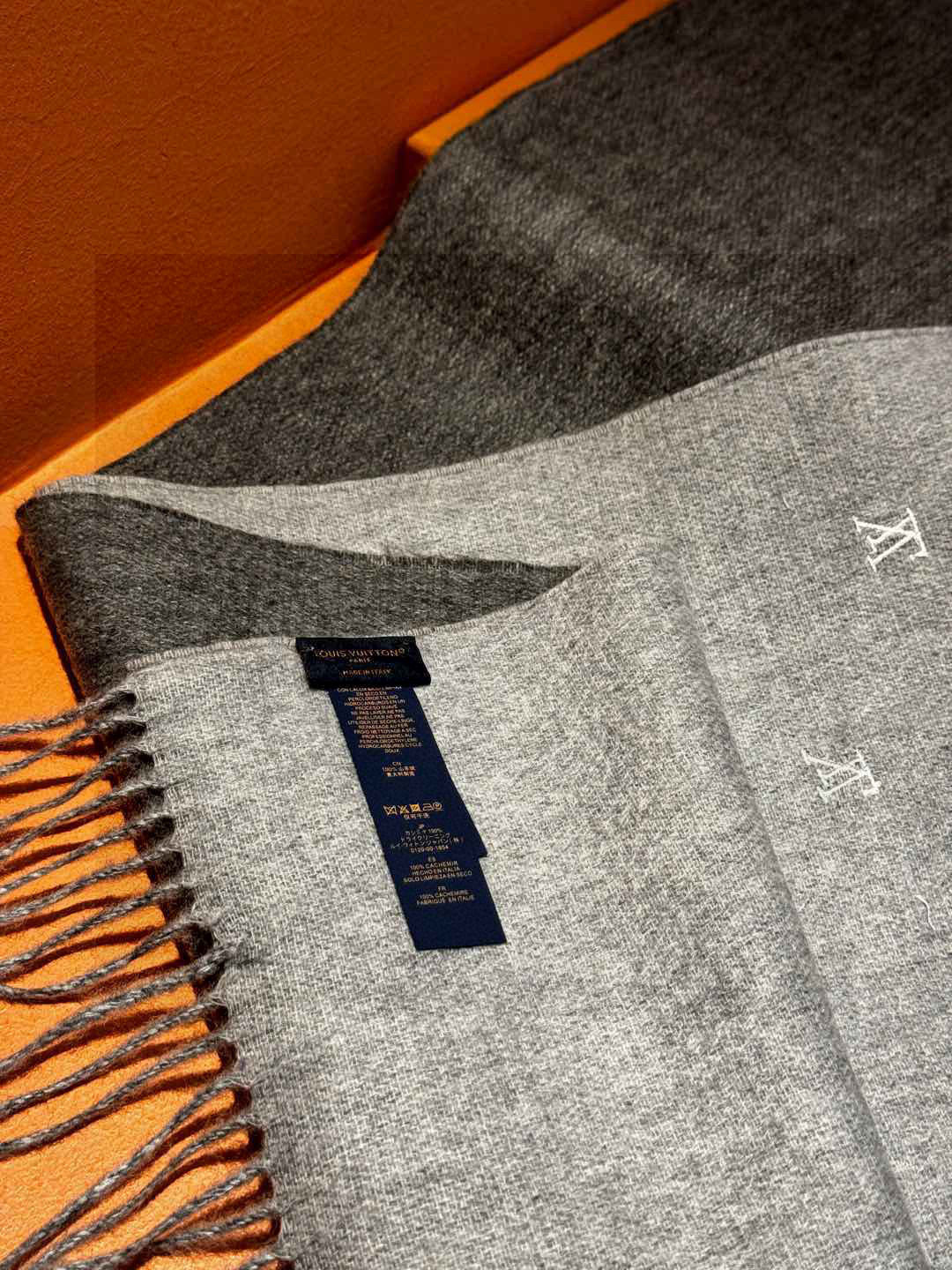   【LV】官网新款 情侣款 巴黎时装展双面羊绒围巾！采用蒙古高原细羊绒！手感满满地都是细腻的绒毛！这个