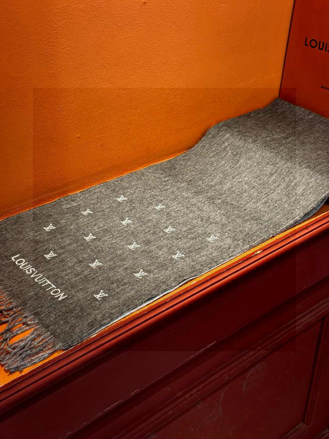   【LV】官网新款 情侣款 巴黎时装展双面羊绒围巾！采用蒙古高原细羊绒！手感满满地都是细腻的绒毛！这个