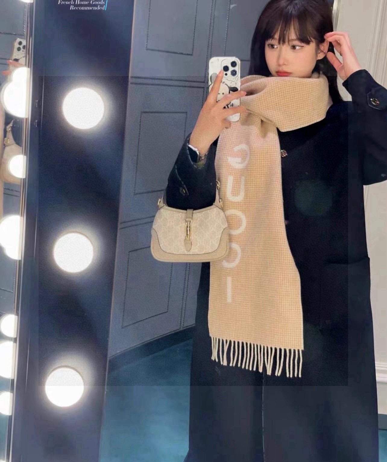  奶呼呼的羊绒围巾，
这条围巾和官网一样
采用85%羊毛 15%山羊绒
含羊绒所以不存在扎的问题 上手软