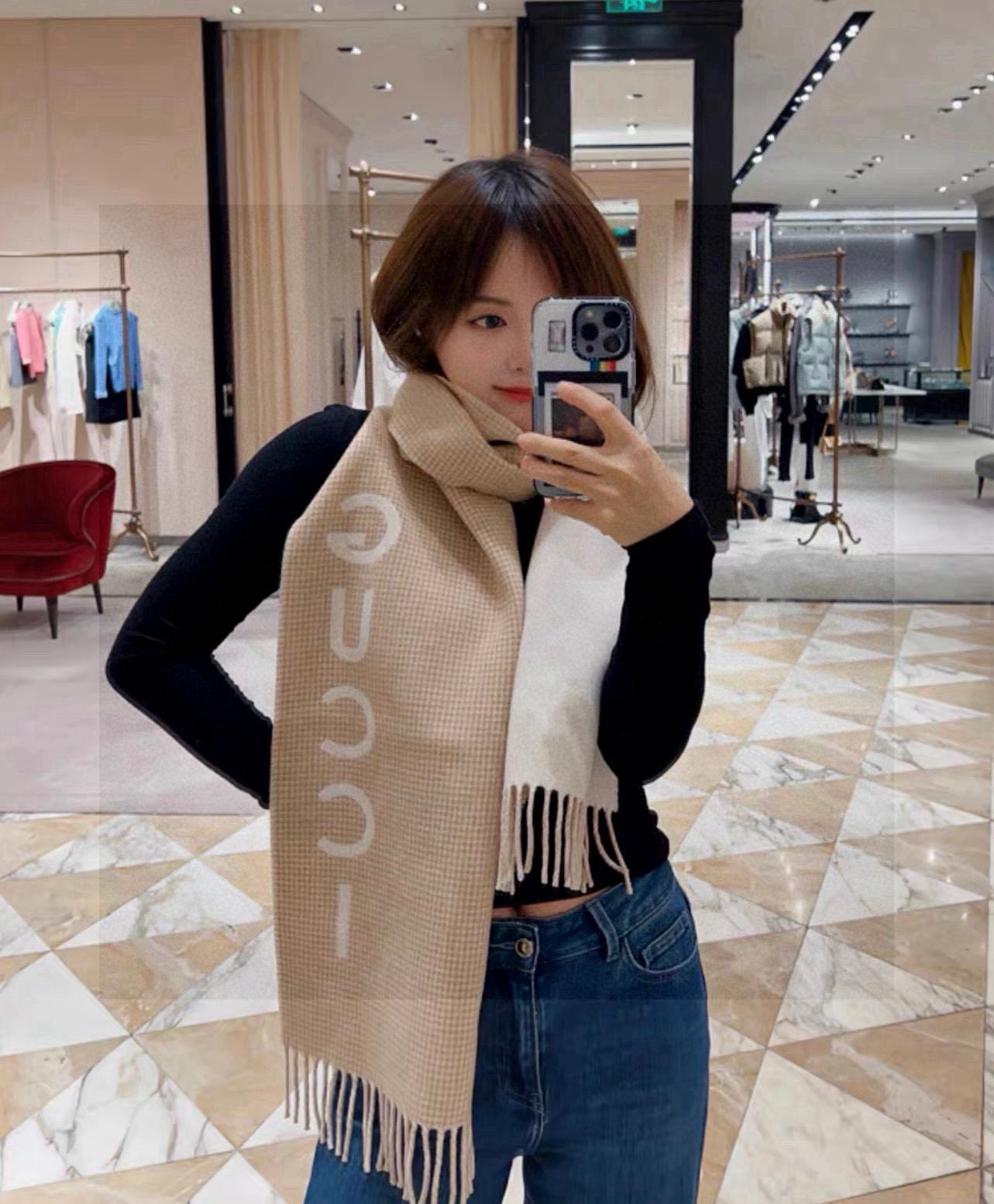  奶呼呼的羊绒围巾，
这条围巾和官网一样
采用85%羊毛 15%山羊绒
含羊绒所以不存在扎的问题 上手软