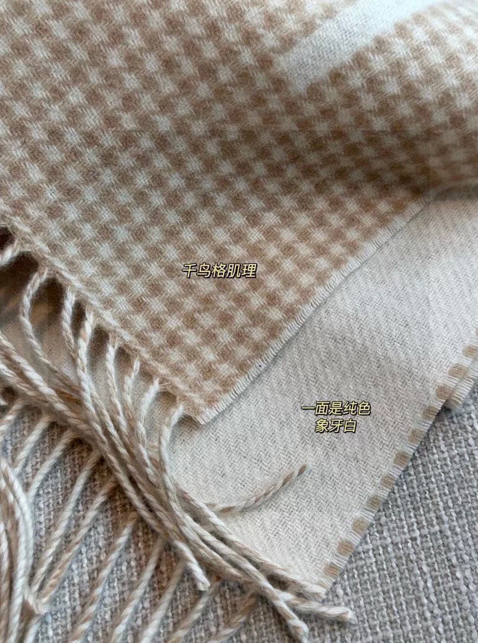  奶呼呼的羊绒围巾，
这条围巾和官网一样
采用85%羊毛 15%山羊绒
含羊绒所以不存在扎的问题 上手软
