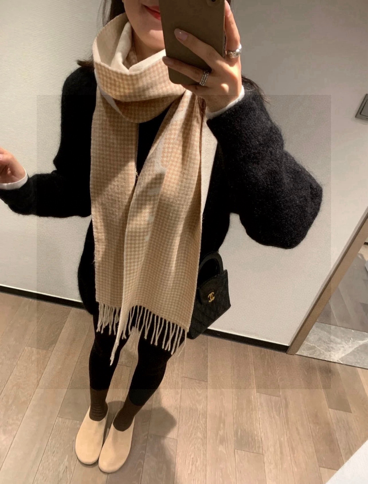  奶呼呼的羊绒围巾，
这条围巾和官网一样
采用85%羊毛 15%山羊绒
含羊绒所以不存在扎的问题 上手软