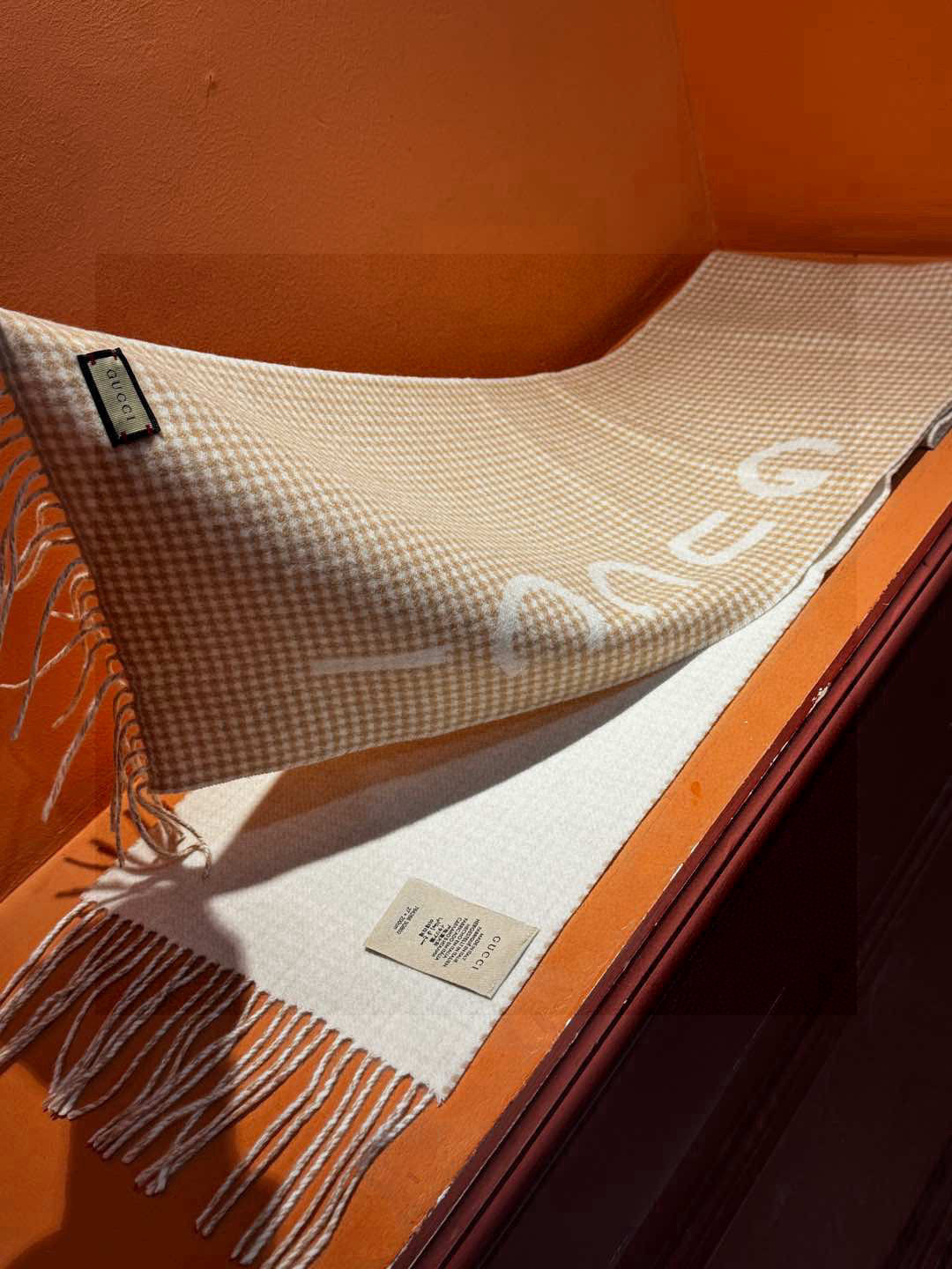  奶呼呼的羊绒围巾，
这条围巾和官网一样
采用85%羊毛 15%山羊绒
含羊绒所以不存在扎的问题 上手软