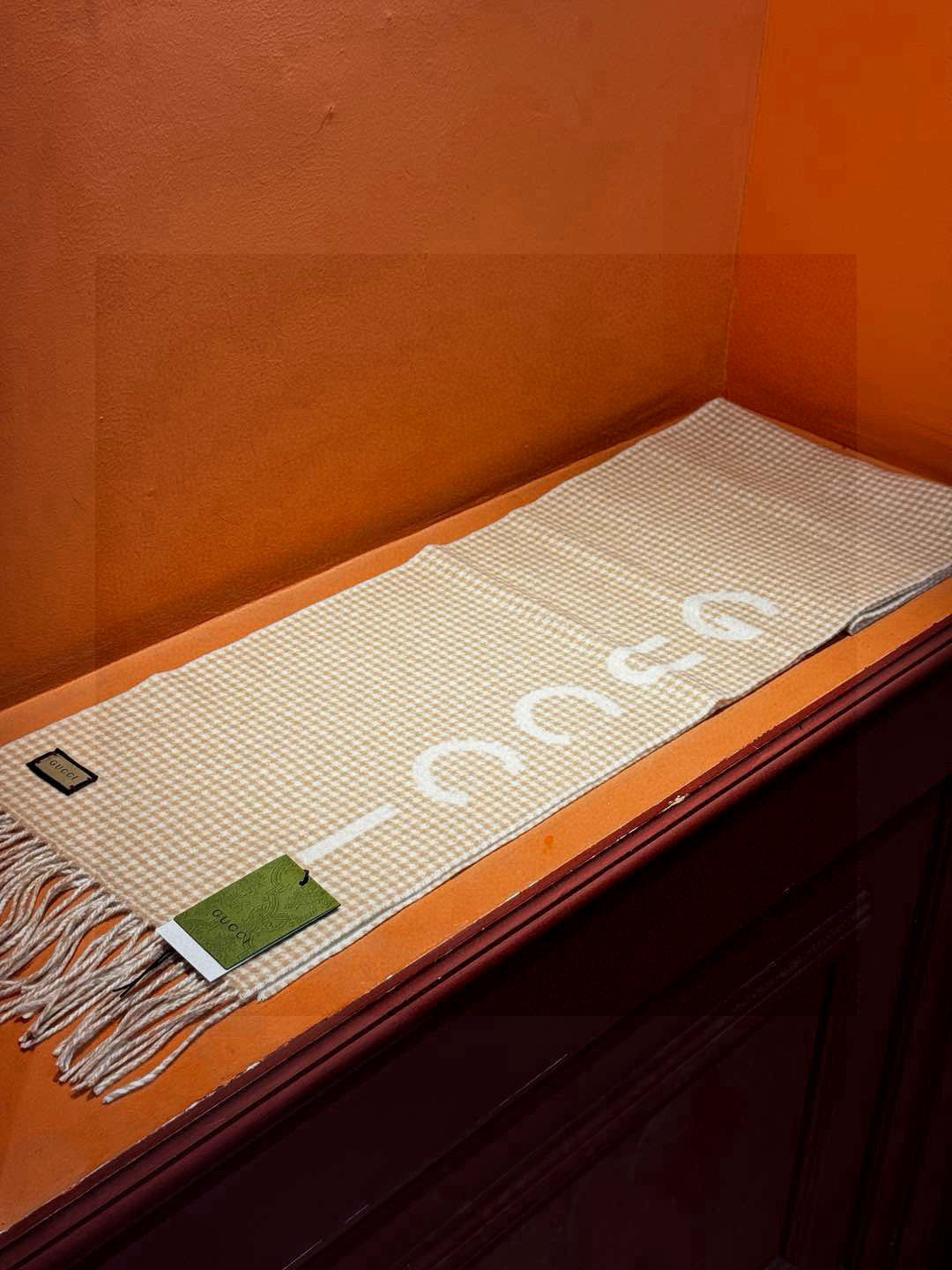  奶呼呼的羊绒围巾，
这条围巾和官网一样
采用85%羊毛 15%山羊绒
含羊绒所以不存在扎的问题 上手软