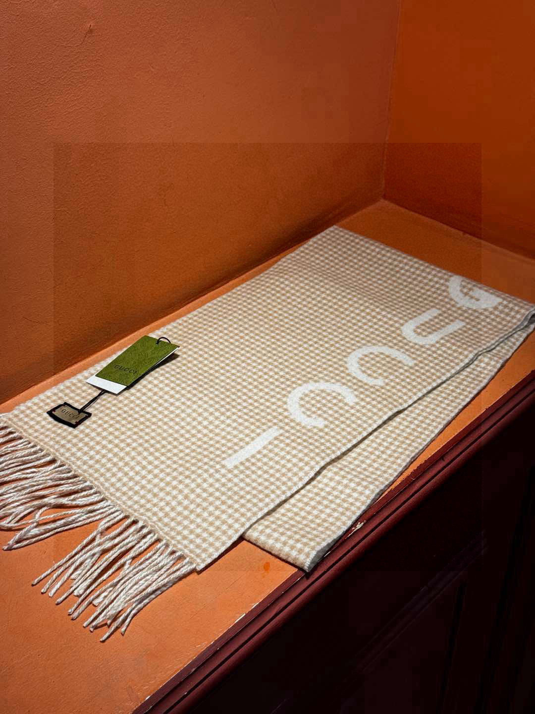  奶呼呼的羊绒围巾，
这条围巾和官网一样
采用85%羊毛 15%山羊绒
含羊绒所以不存在扎的问题 上手软