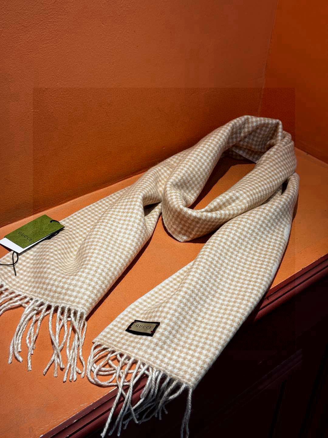  奶呼呼的羊绒围巾，
这条围巾和官网一样
采用85%羊毛 15%山羊绒
含羊绒所以不存在扎的问题 上手软