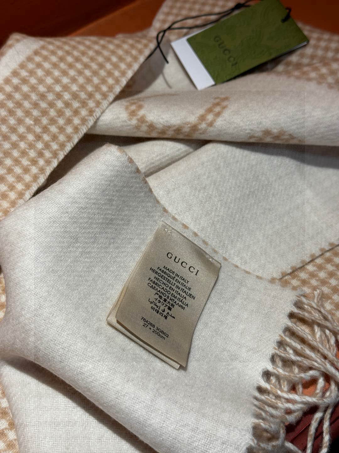  奶呼呼的羊绒围巾，
这条围巾和官网一样
采用85%羊毛 15%山羊绒
含羊绒所以不存在扎的问题 上手软