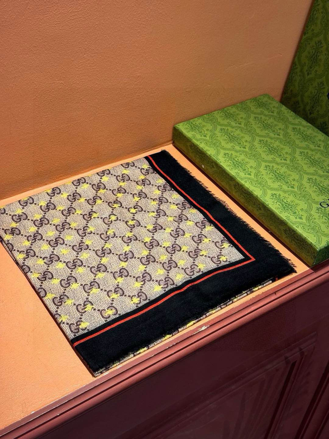    ✨✨GUCCI新款！ 印花工艺  稀疏层次设计  配以精美  真心特别  上身简直了‼️ 围着不说