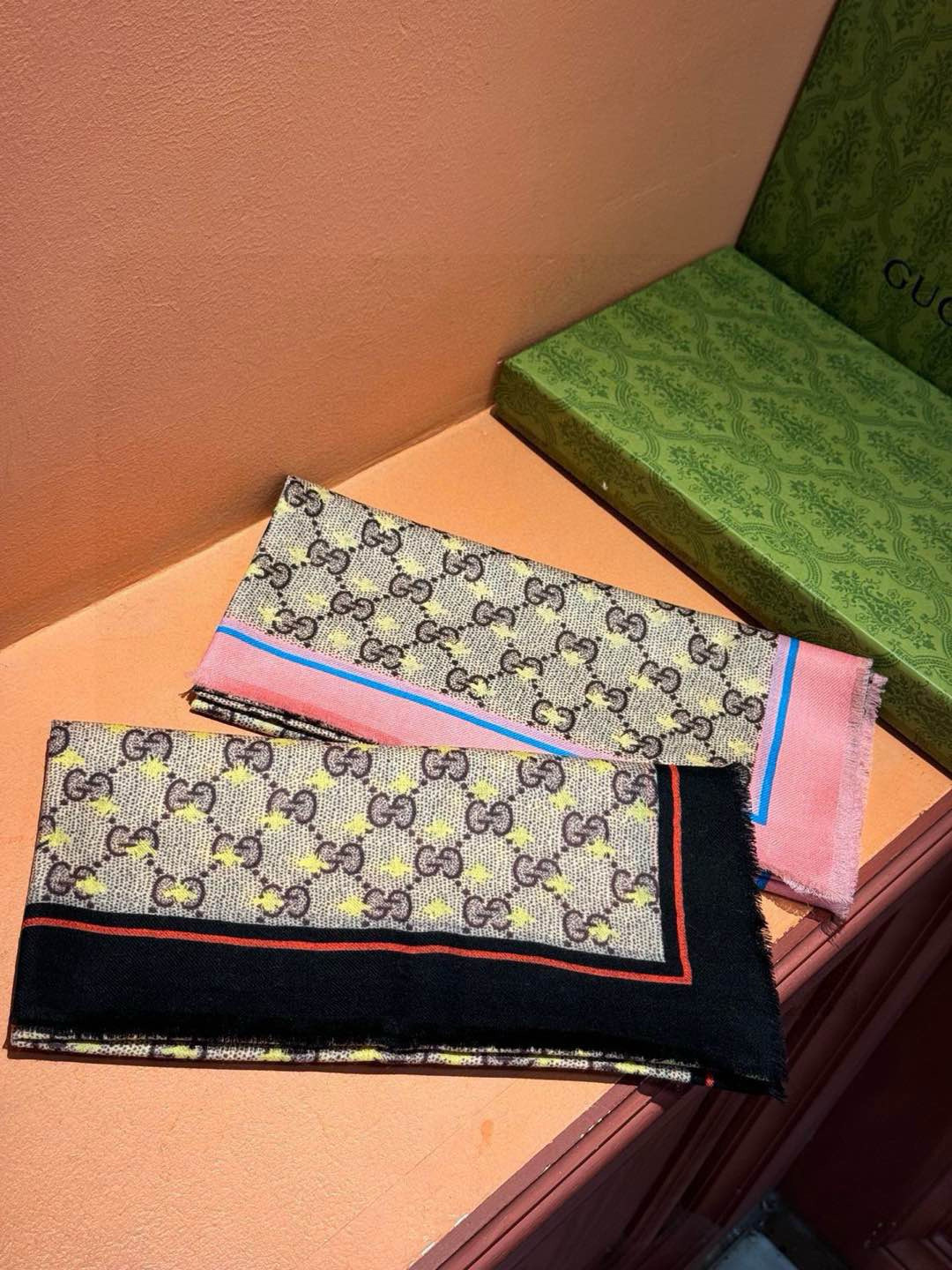    ✨✨GUCCI新款！ 印花工艺  稀疏层次设计  配以精美  真心特别  上身简直了‼️ 围着不说