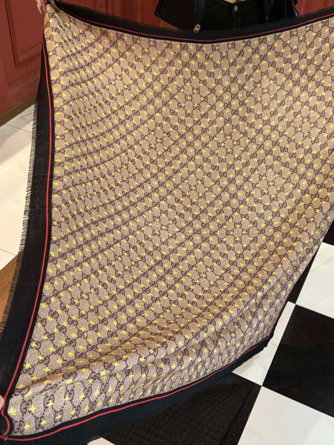    ✨✨GUCCI新款！ 印花工艺  稀疏层次设计  配以精美  真心特别  上身简直了‼️ 围着不说