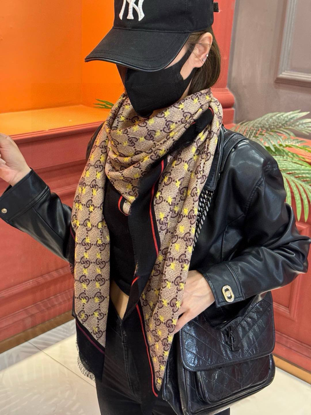    ✨✨GUCCI新款！ 印花工艺  稀疏层次设计  配以精美  真心特别  上身简直了‼️ 围着不说