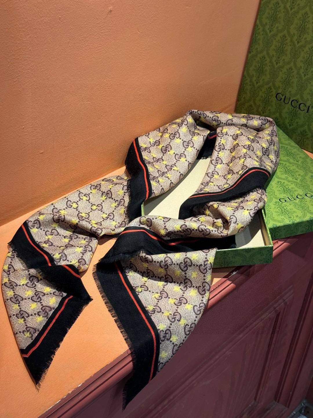    ✨✨GUCCI新款！ 印花工艺  稀疏层次设计  配以精美  真心特别  上身简直了‼️ 围着不说