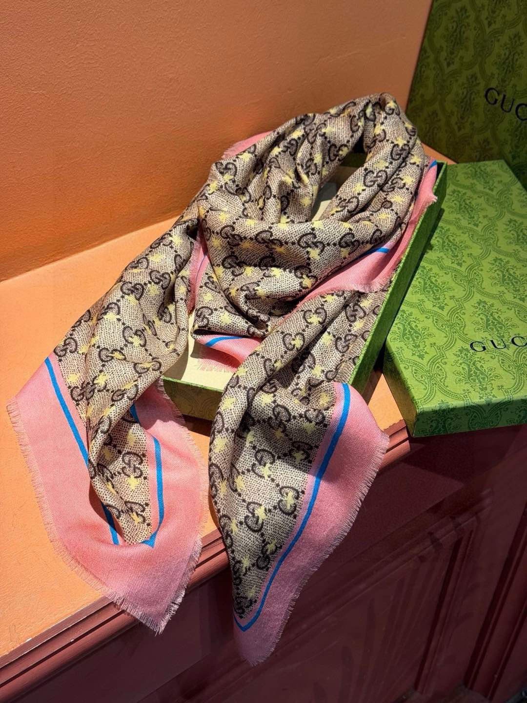    ✨✨GUCCI新款！ 印花工艺  稀疏层次设计  配以精美  真心特别  上身简直了‼️ 围着不说