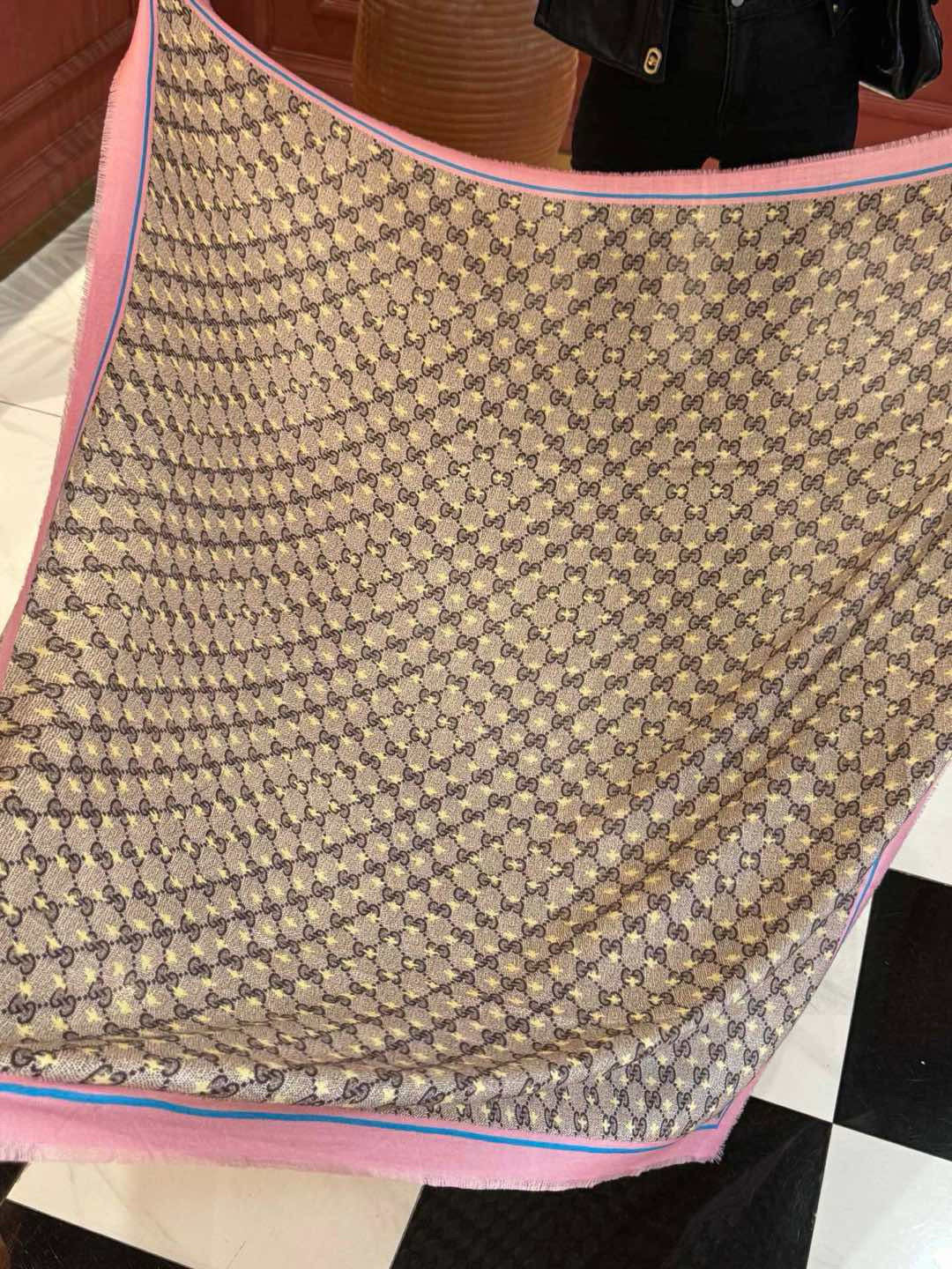    ✨✨GUCCI新款！ 印花工艺  稀疏层次设计  配以精美  真心特别  上身简直了‼️ 围着不说