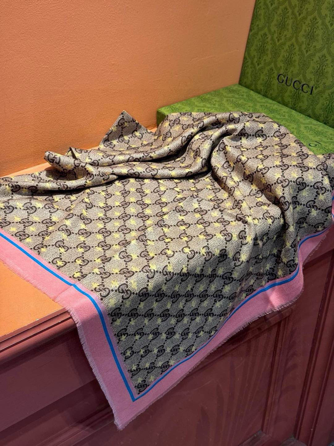    ✨✨GUCCI新款！ 印花工艺  稀疏层次设计  配以精美  真心特别  上身简直了‼️ 围着不说