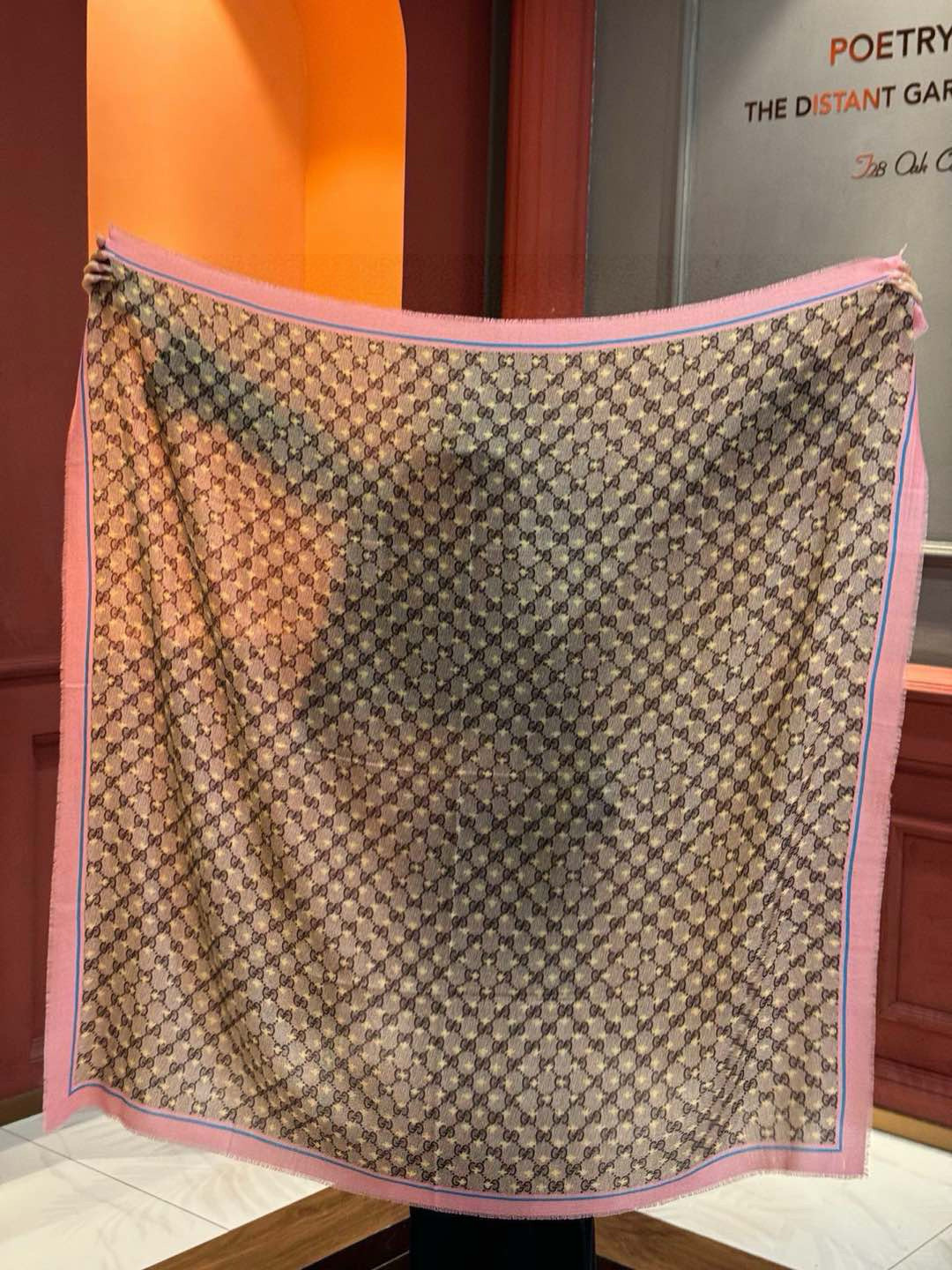    ✨✨GUCCI新款！ 印花工艺  稀疏层次设计  配以精美  真心特别  上身简直了‼️ 围着不说