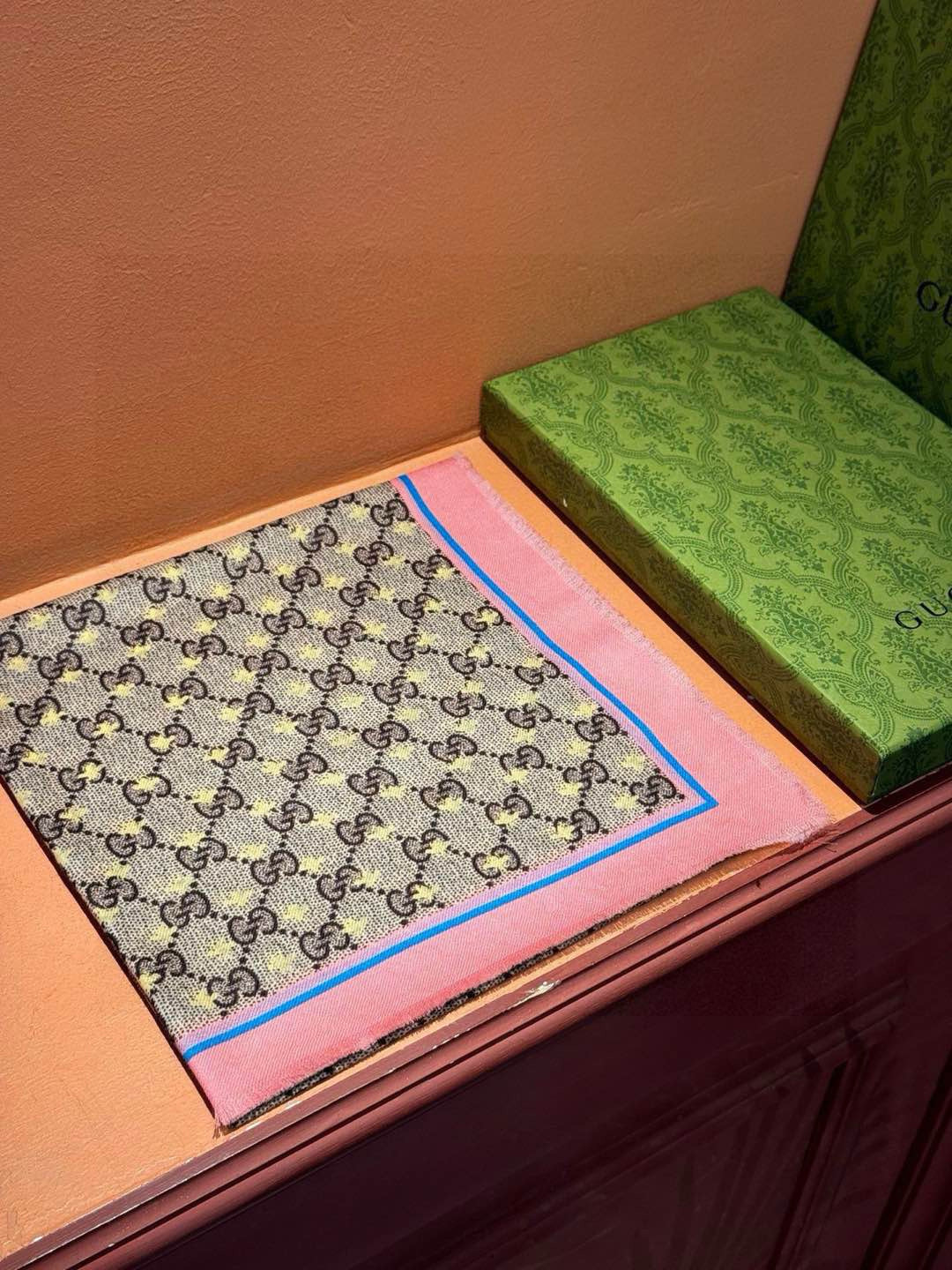    ✨✨GUCCI新款！ 印花工艺  稀疏层次设计  配以精美  真心特别  上身简直了‼️ 围着不说