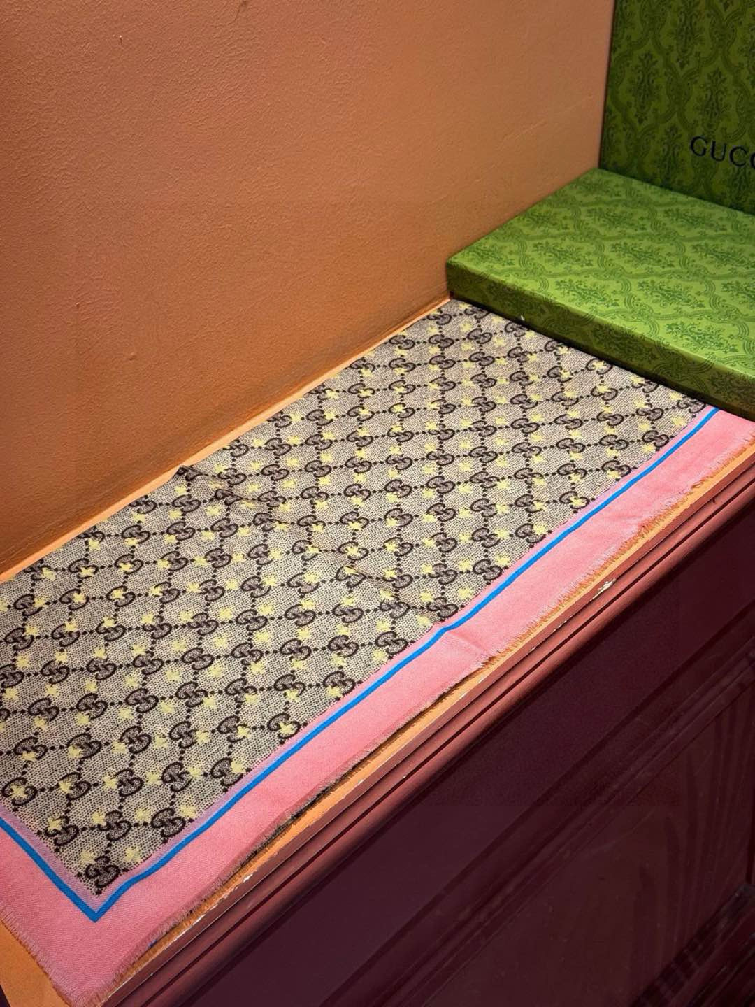    ✨✨GUCCI新款！ 印花工艺  稀疏层次设计  配以精美  真心特别  上身简直了‼️ 围着不说